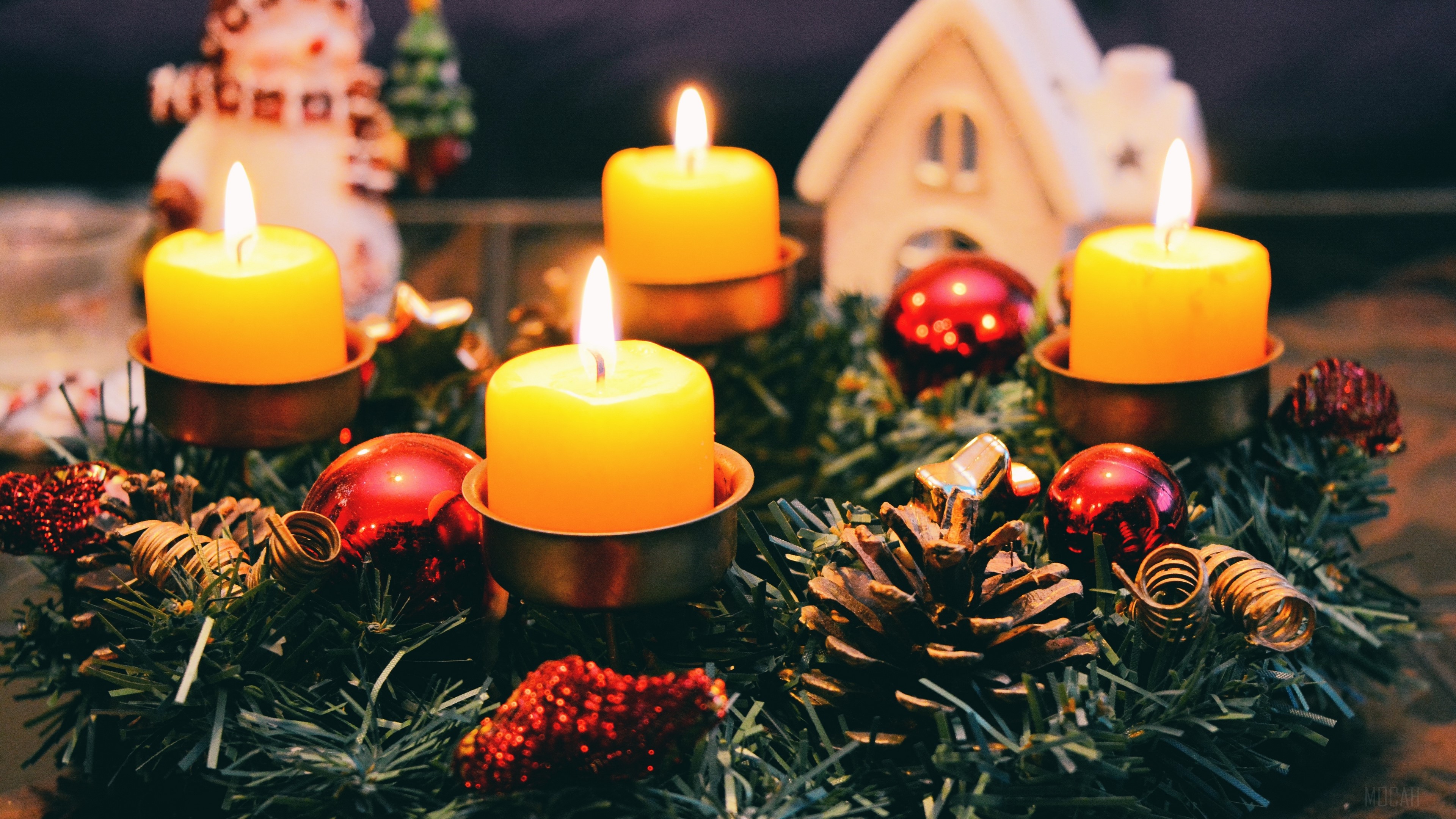 Christmas wreath with candles and decorations 4K HD Wallpaper