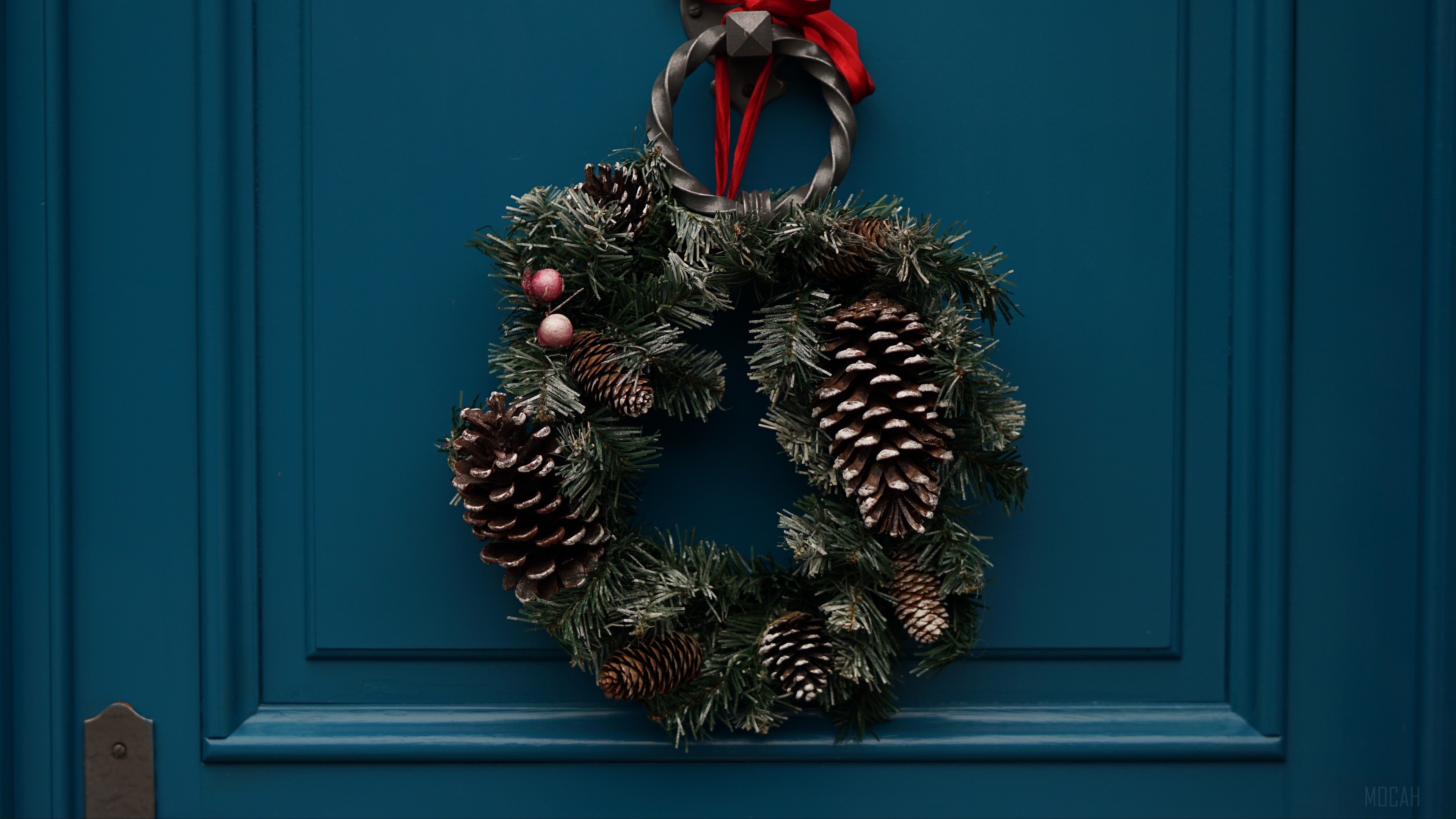 Christmas wreath with pine cones on a blue door HD Wallpaper