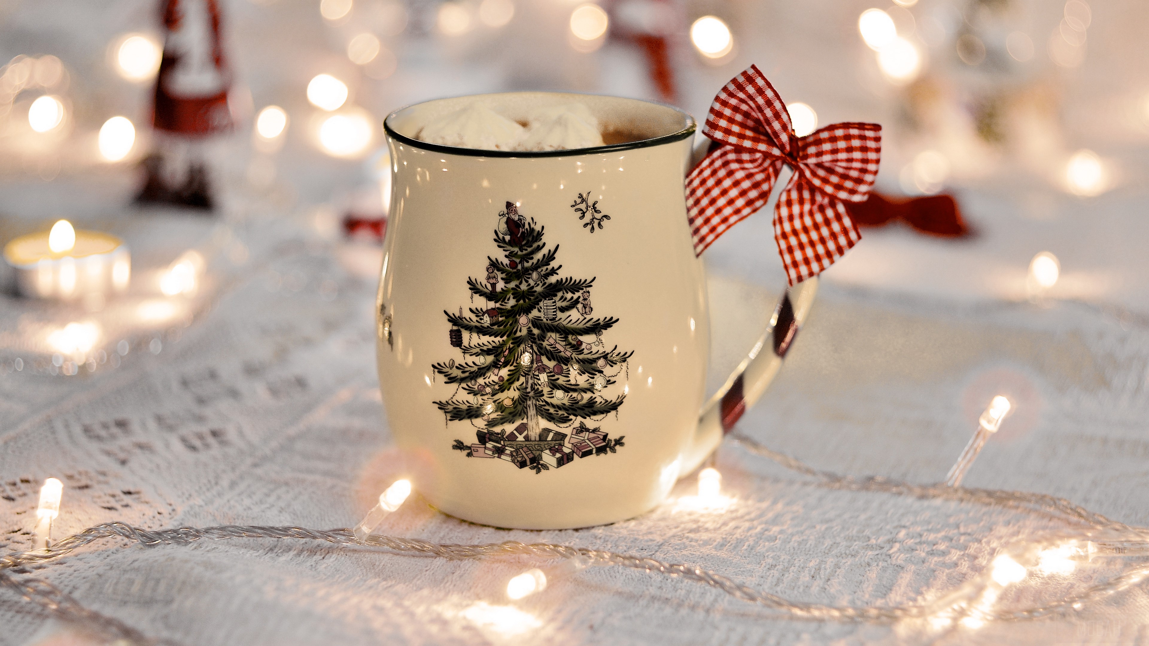 Christmas mug with garland and bow 4K HD Wallpaper
