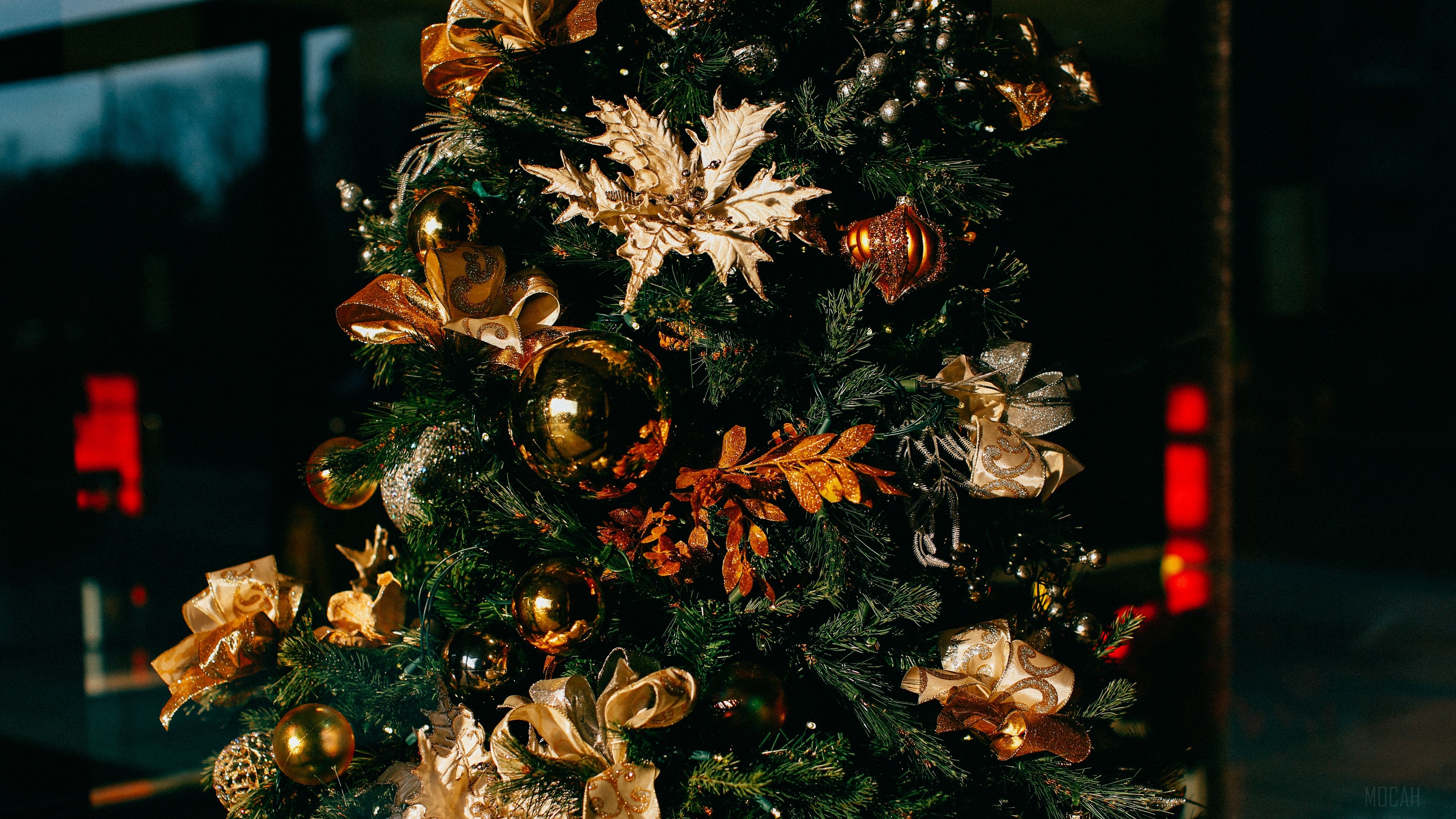Christmas tree with golden ornaments and decorations 4K HD Wallpaper