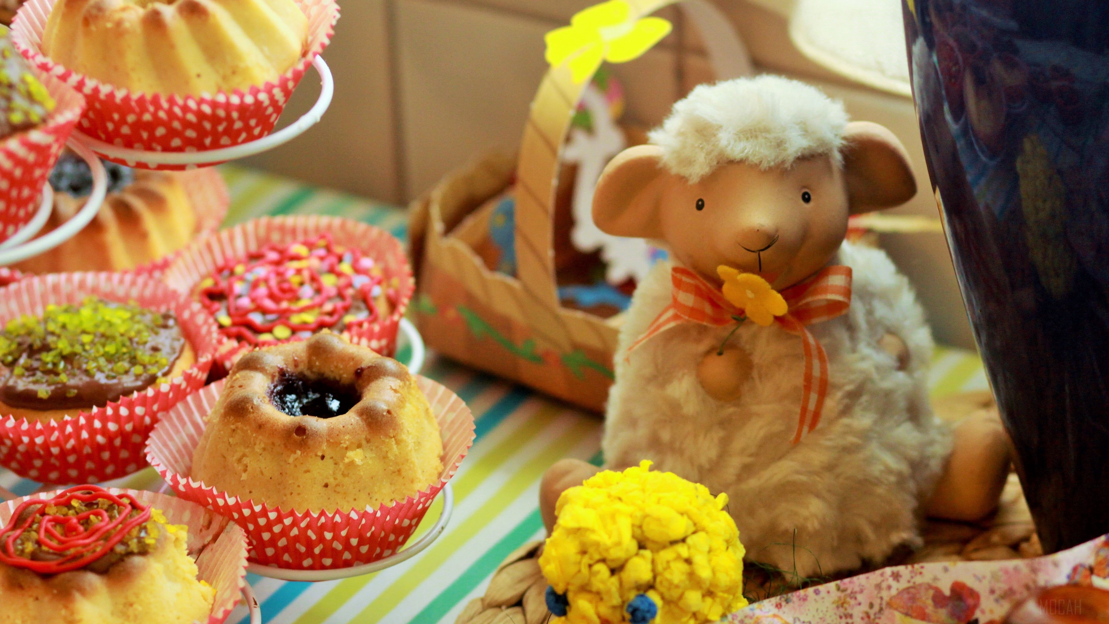Easter cakes and a lamb decoration HD Wallpaper