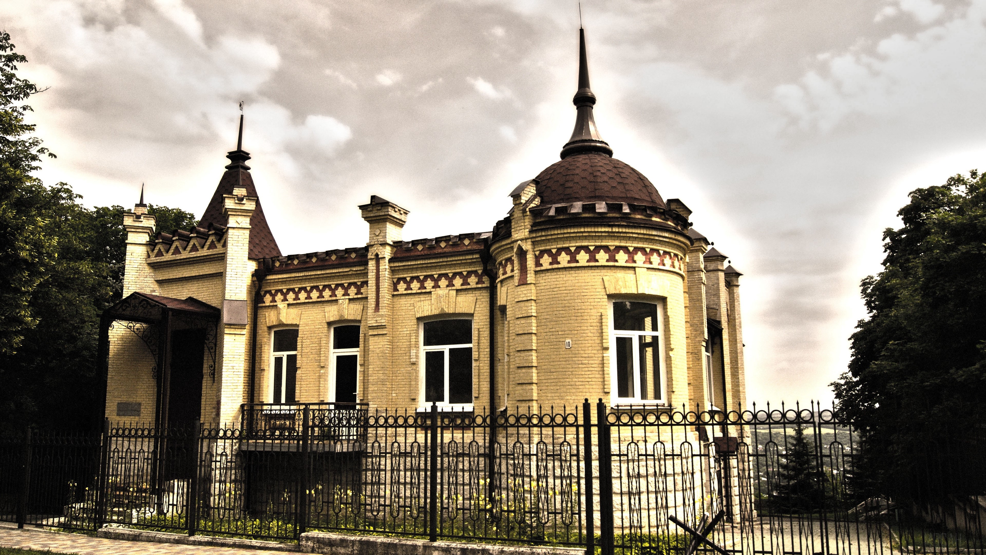 Yellow brick building with dome and spires HD Wallpaper
