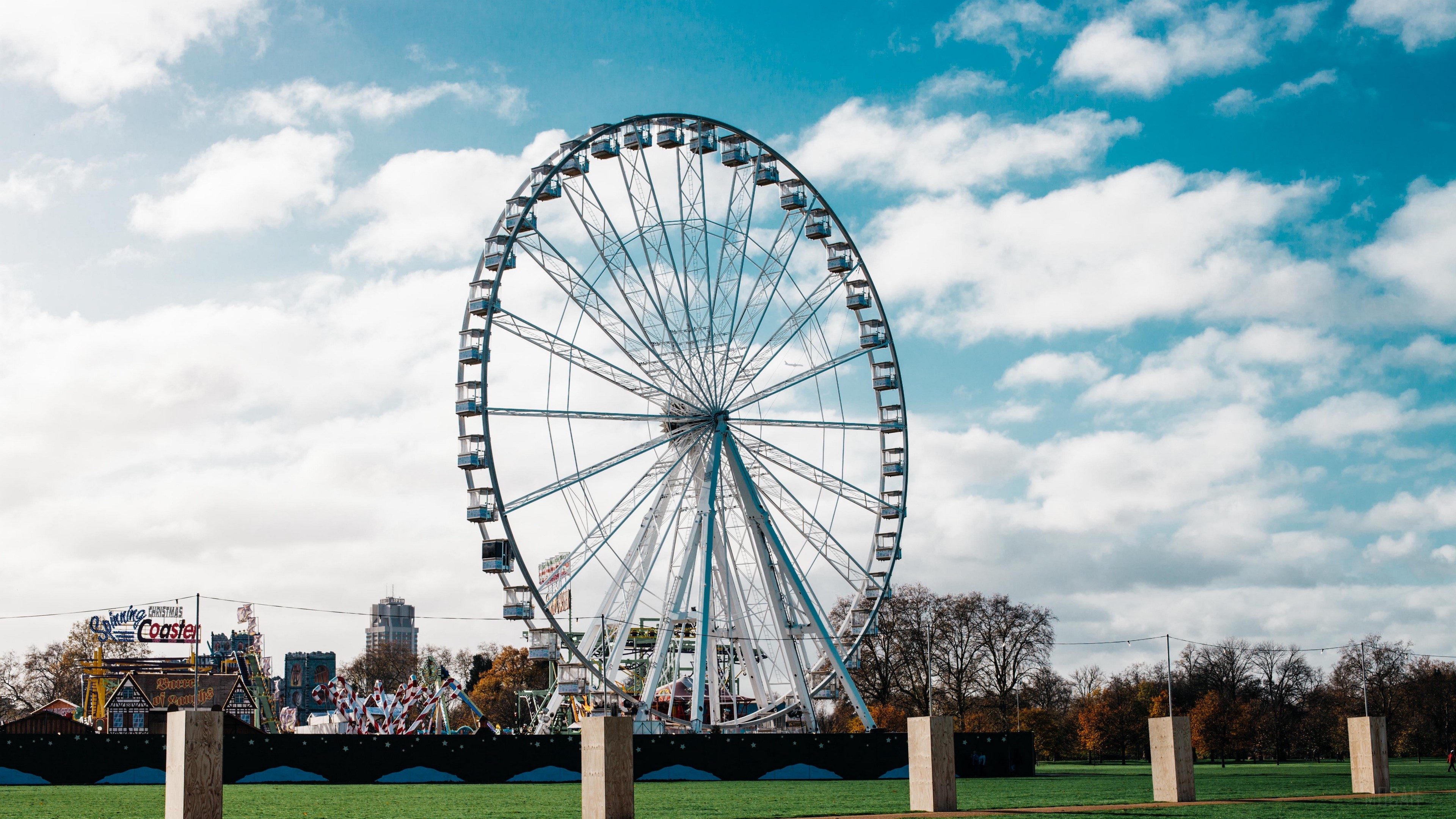 Ferris wheel attraction in a park HD Wallpaper