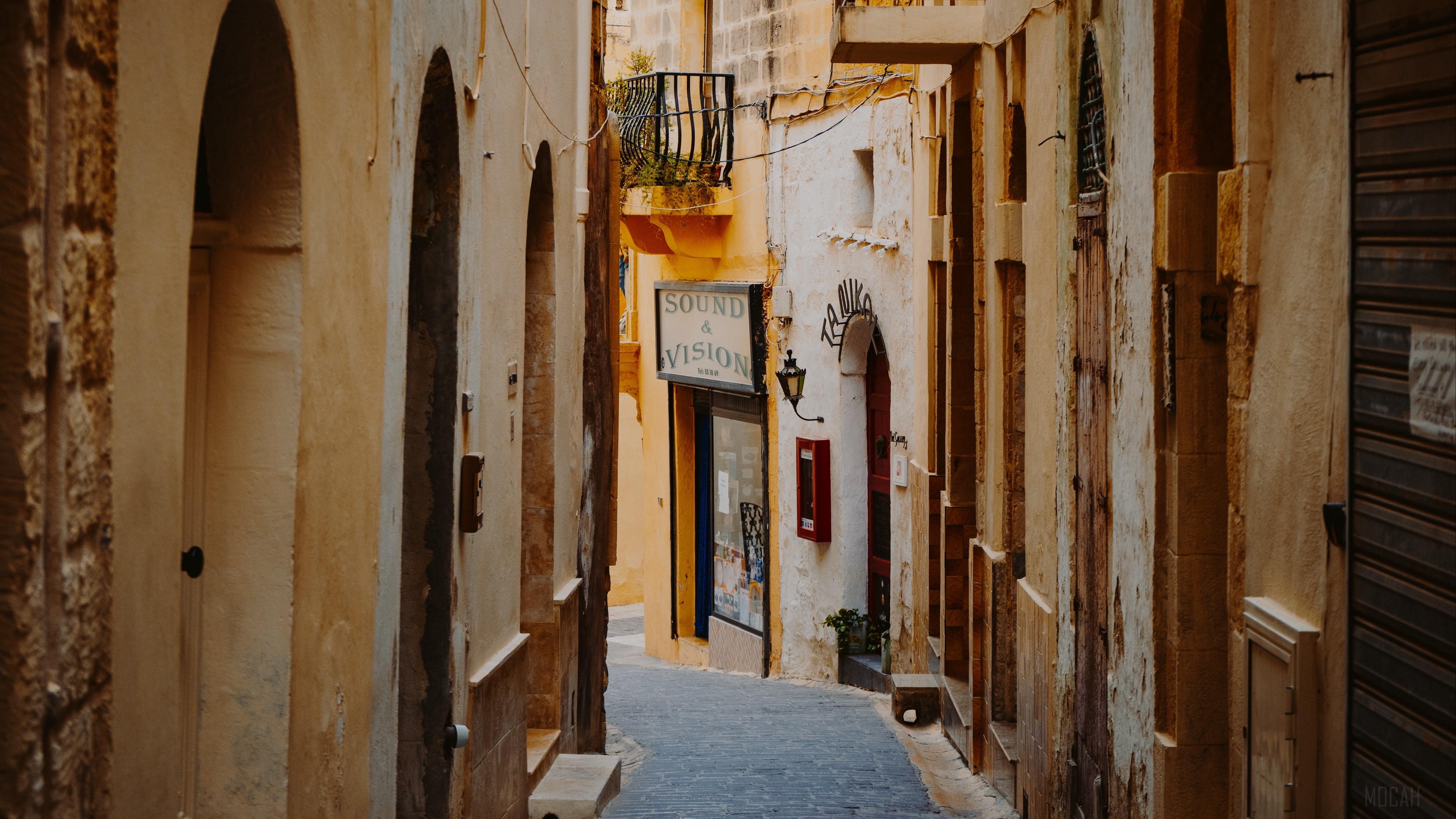Narrow street in Victoria, Malta 4K HD Wallpaper