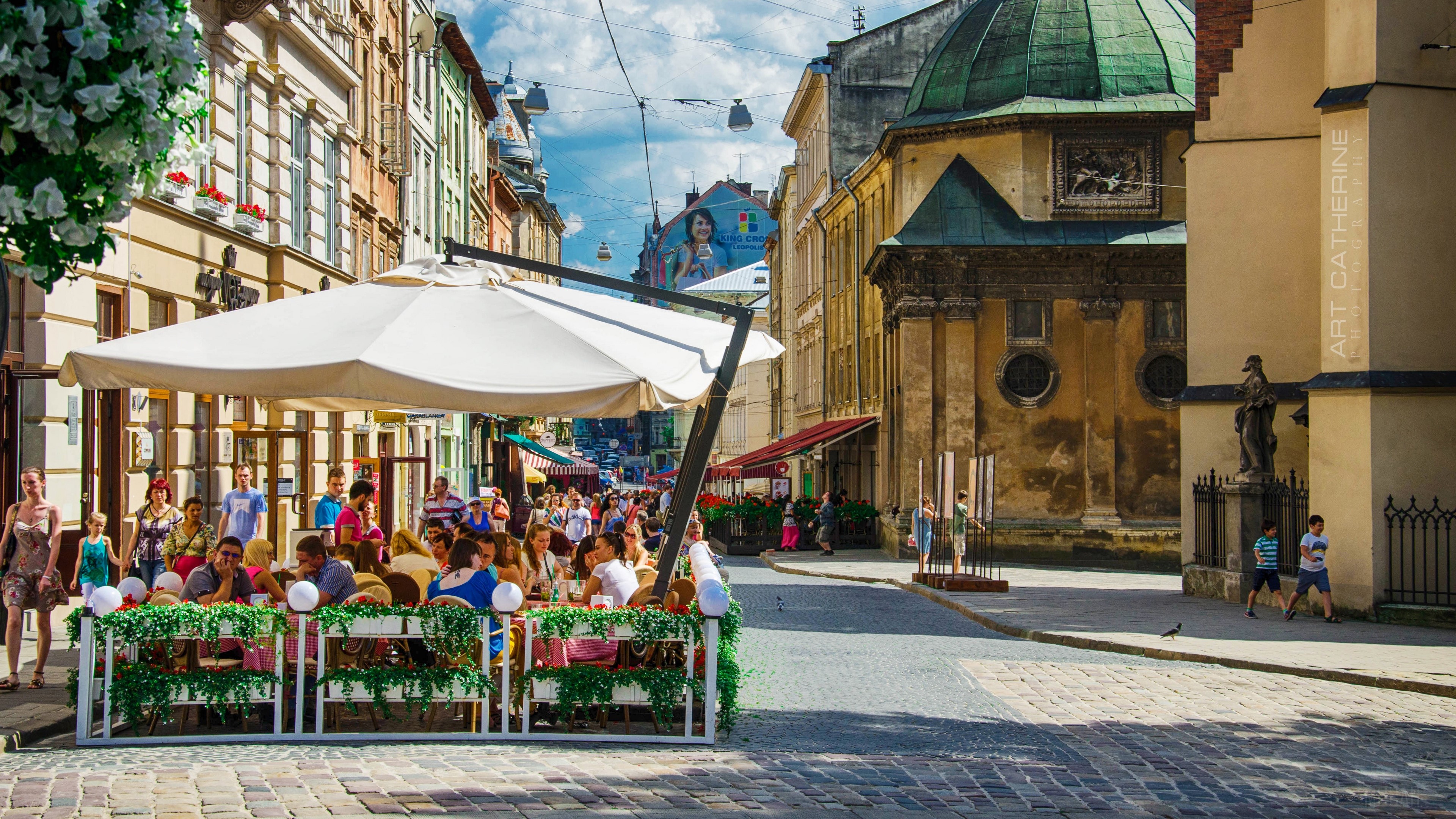 Street cafe in Lviv, Ukraine HD Wallpaper