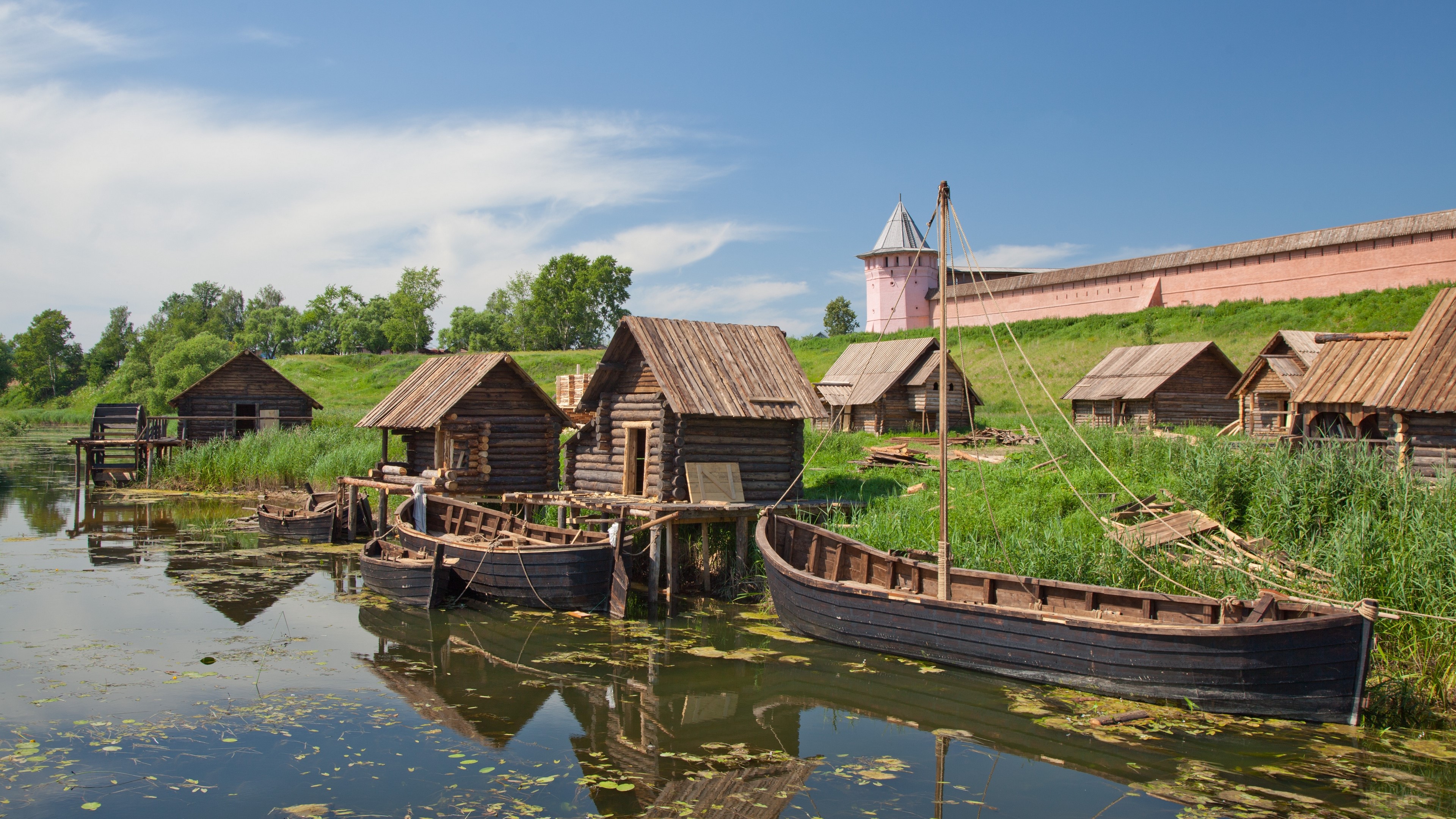 Wooden village on the river with Suzdal Kremlin in the background 4K HD Wallpaper