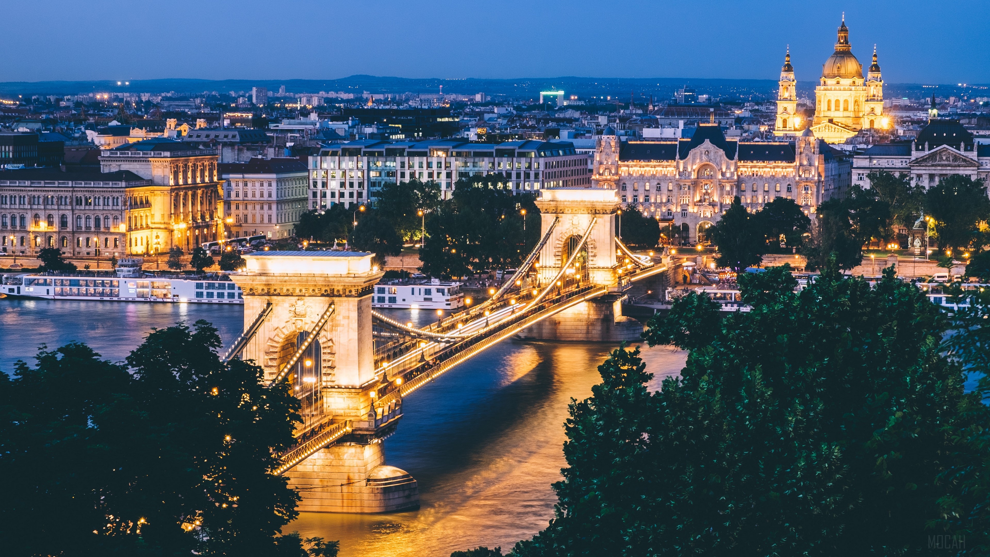 Chain Bridge at night in Budapest, Hungary 4K HD Wallpaper
