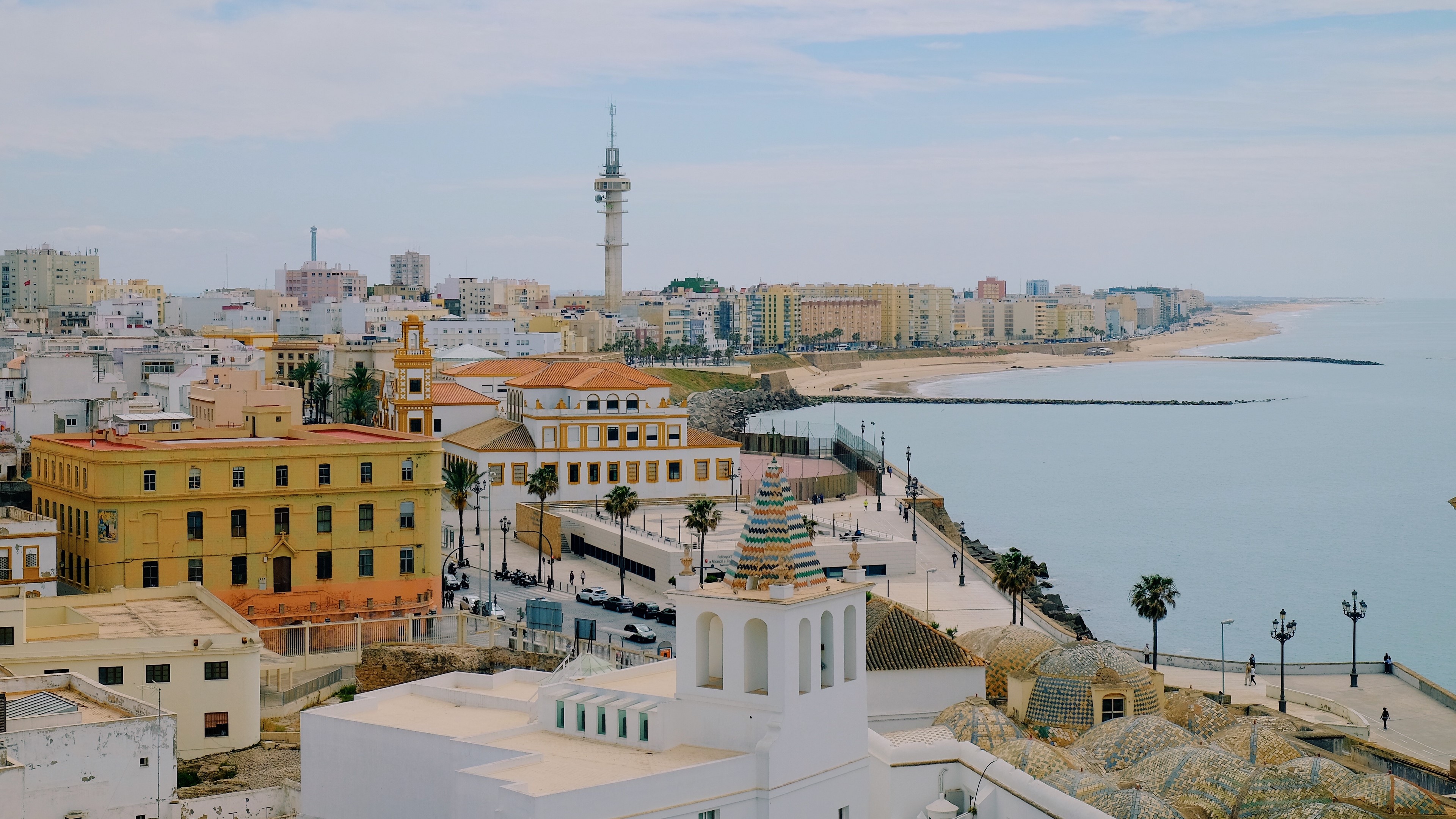 Cityscape with buildings and the sea HD Wallpaper