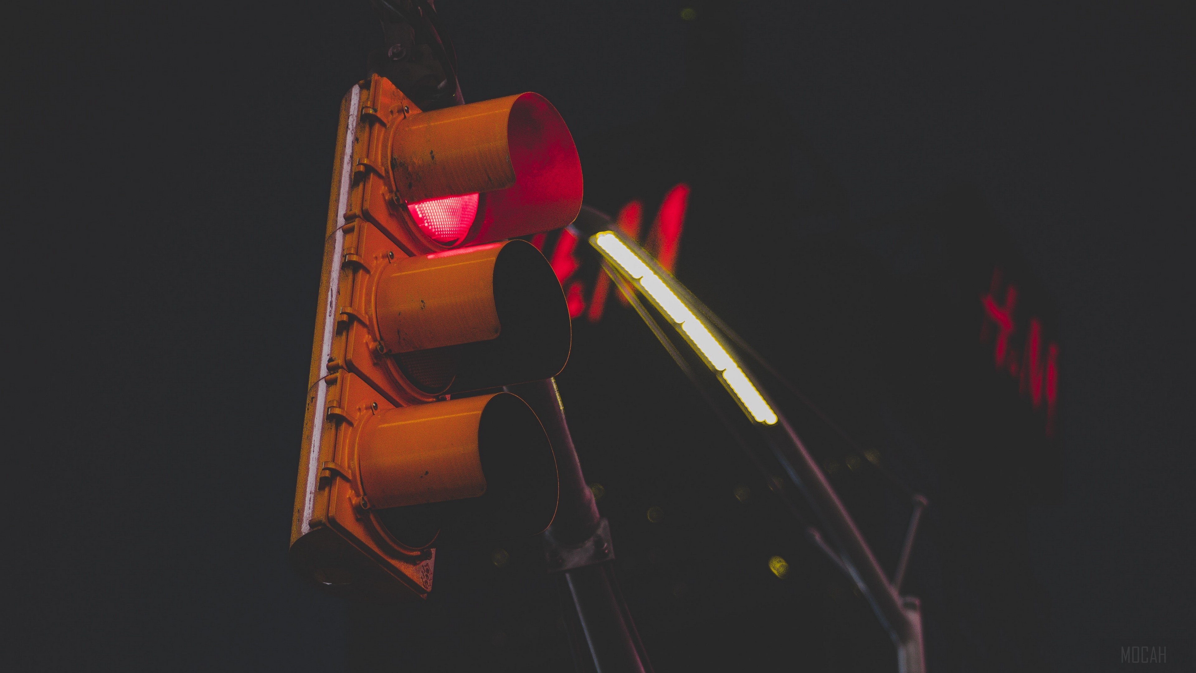 Traffic light at night HD Wallpaper