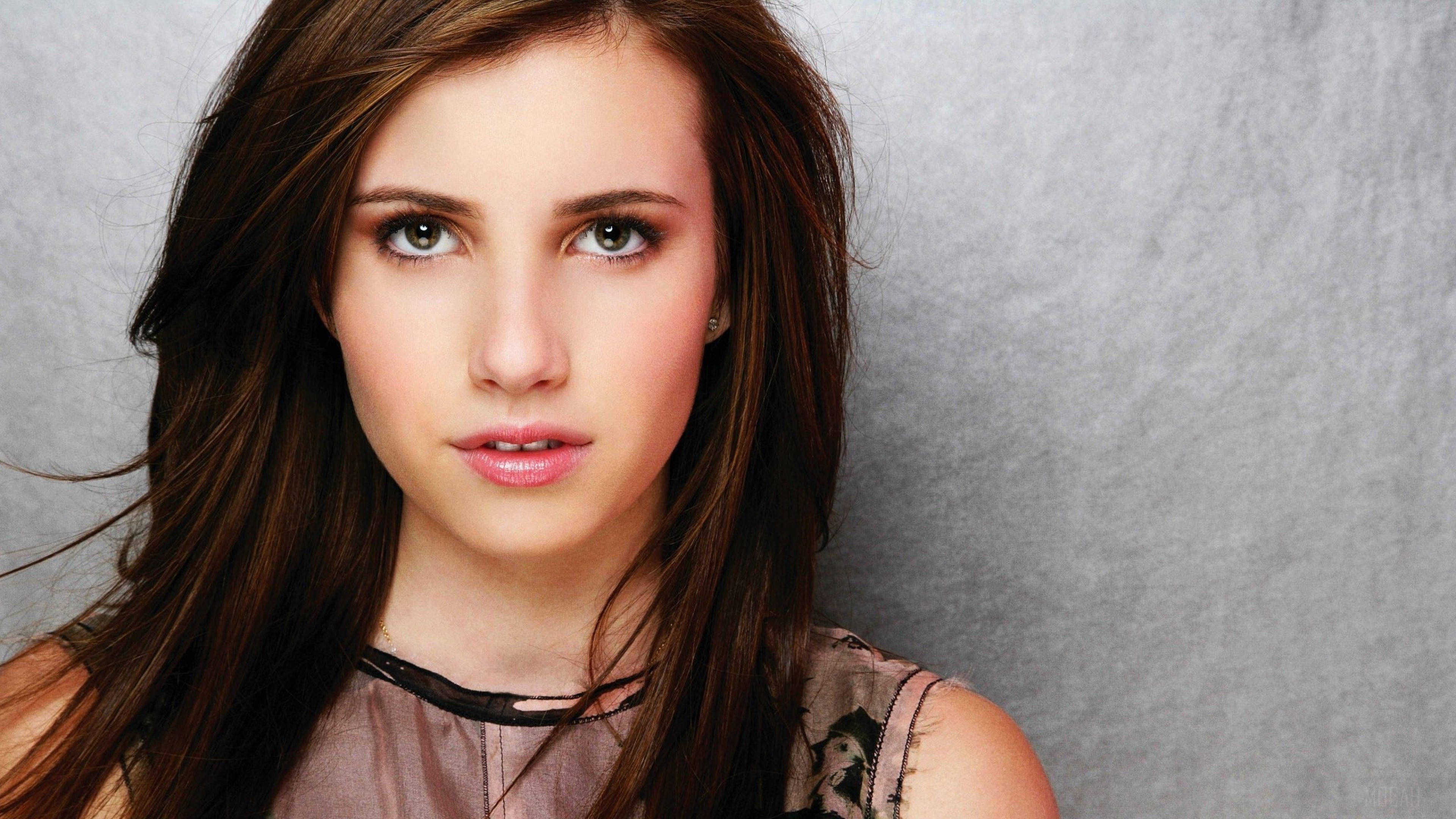 Emma Roberts HD Wallpaper