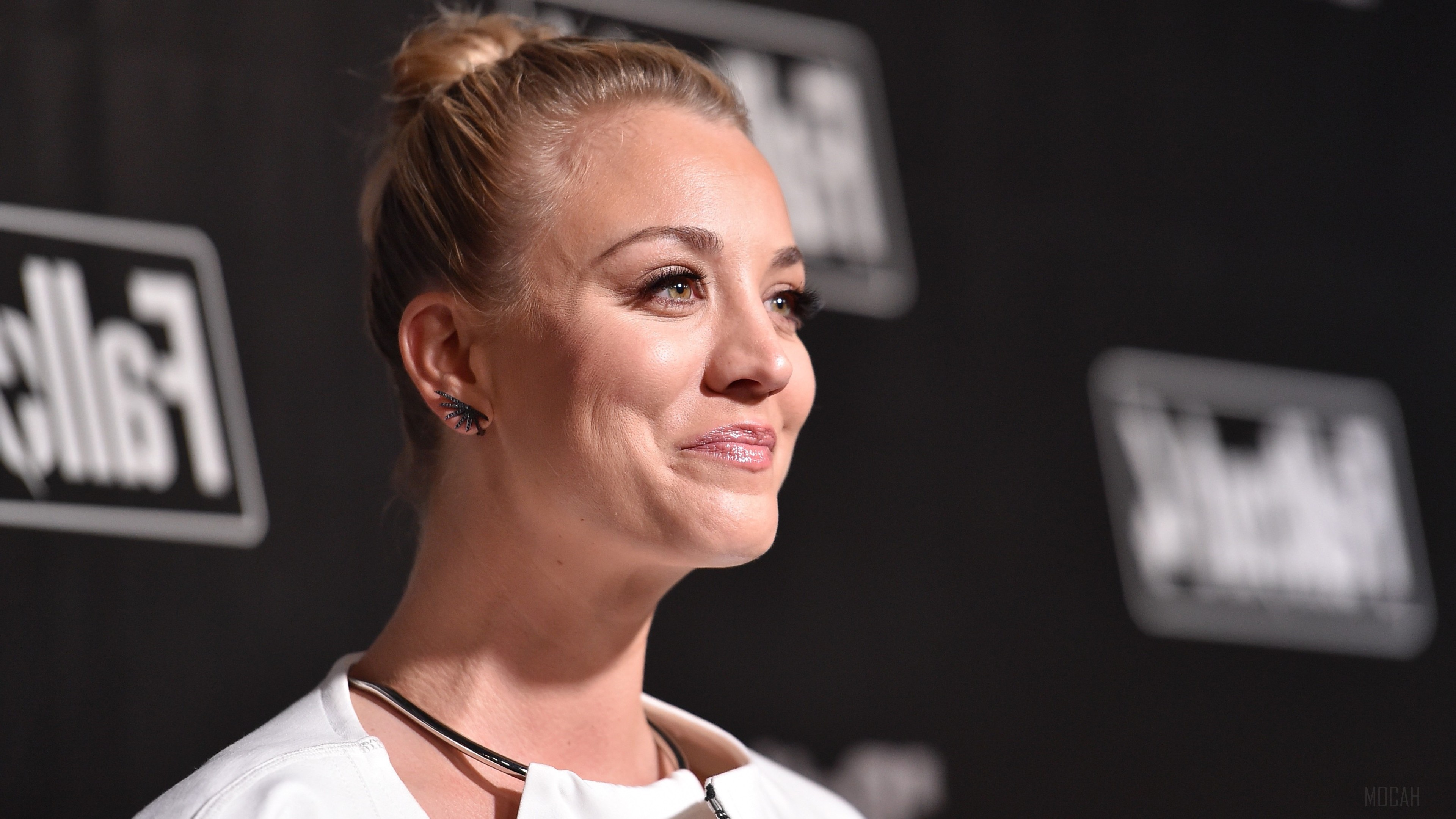 Kaley Cuoco at an event in 2016 HD Wallpaper