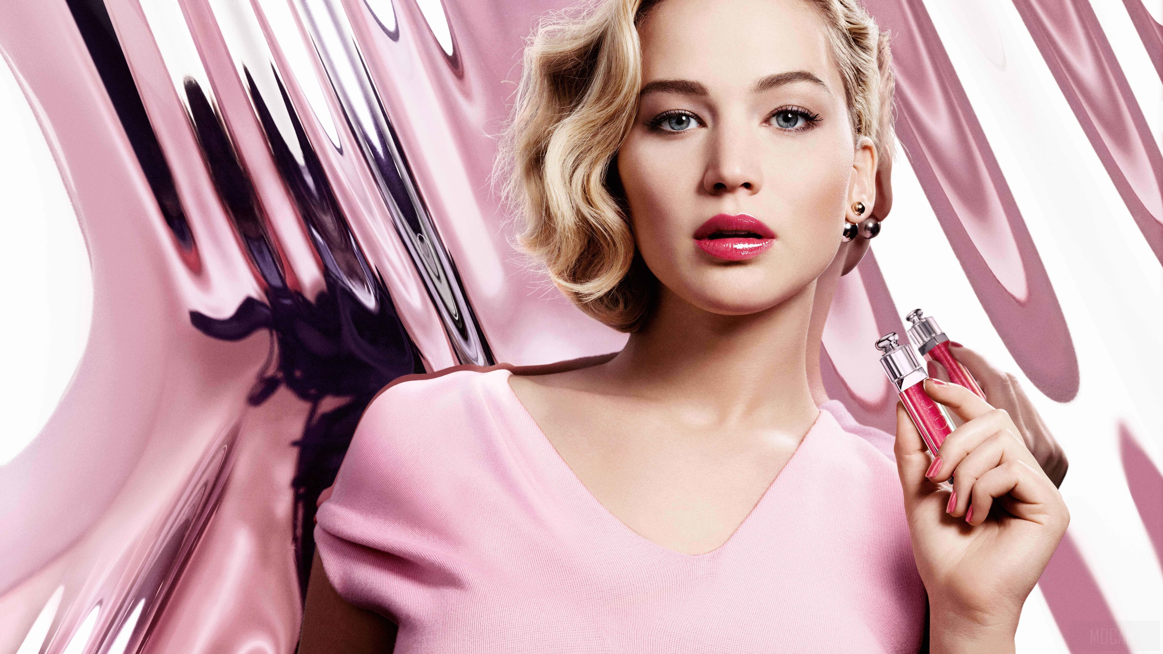 Jennifer Lawrence with Dior lip gloss HD Wallpaper