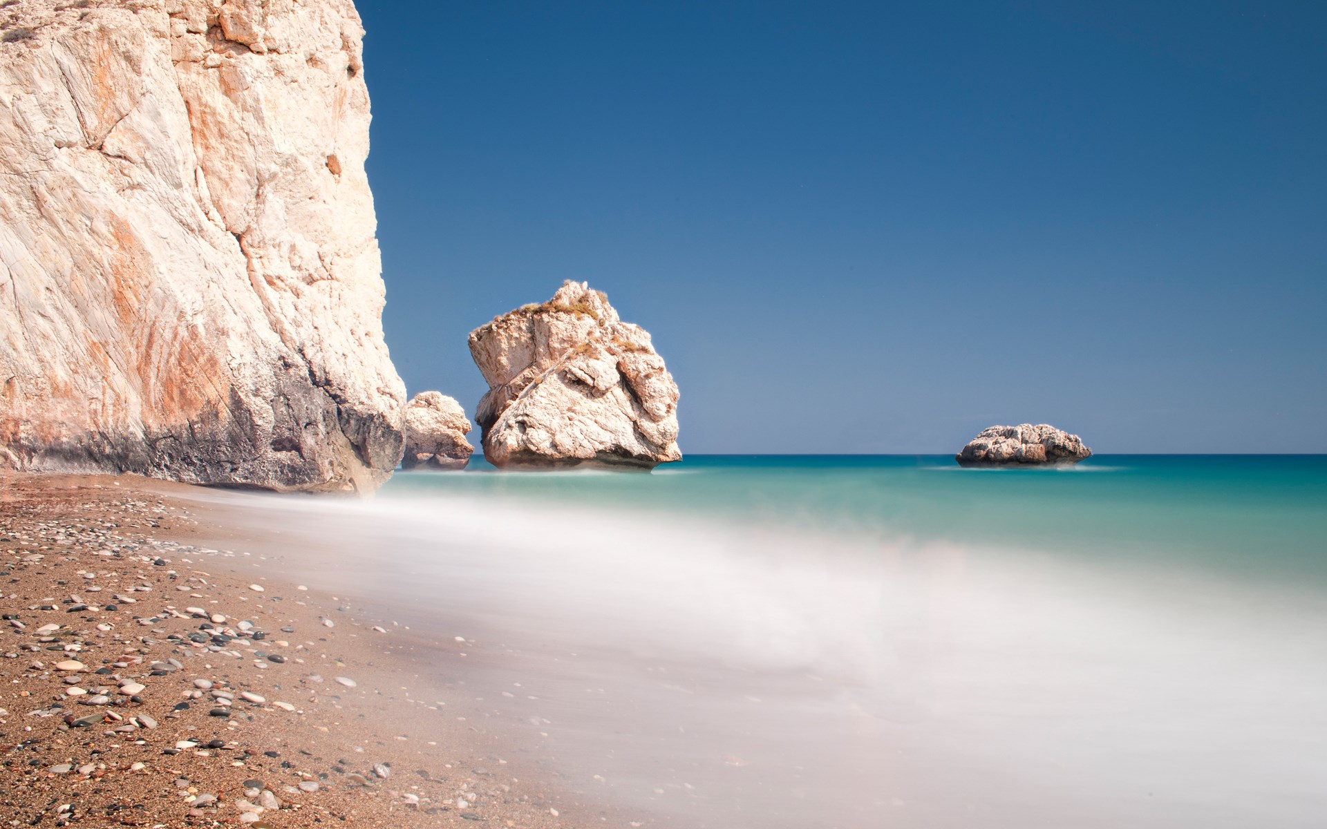 Rocky beach with sea stacks and turquoise water HD Wallpaper