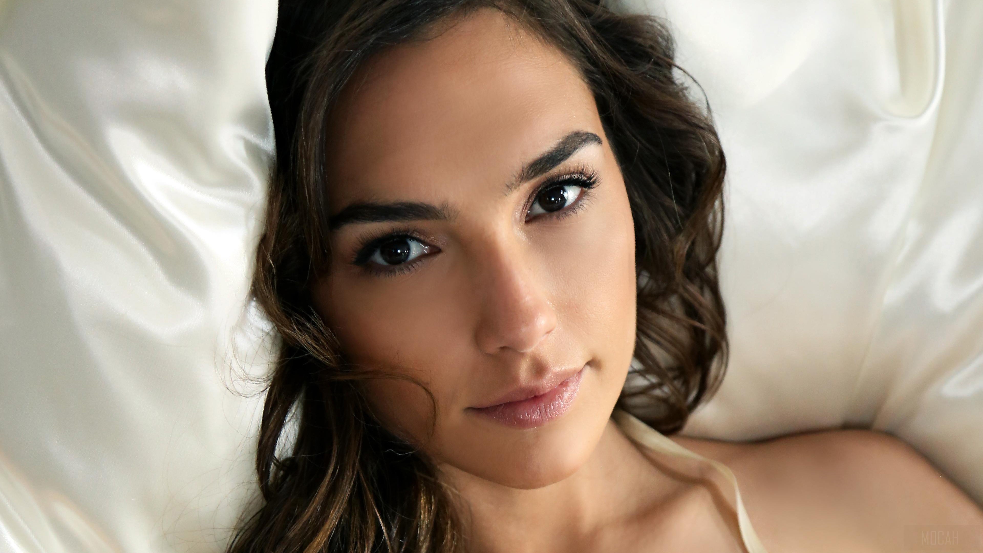 Gal Gadot HD Wallpaper