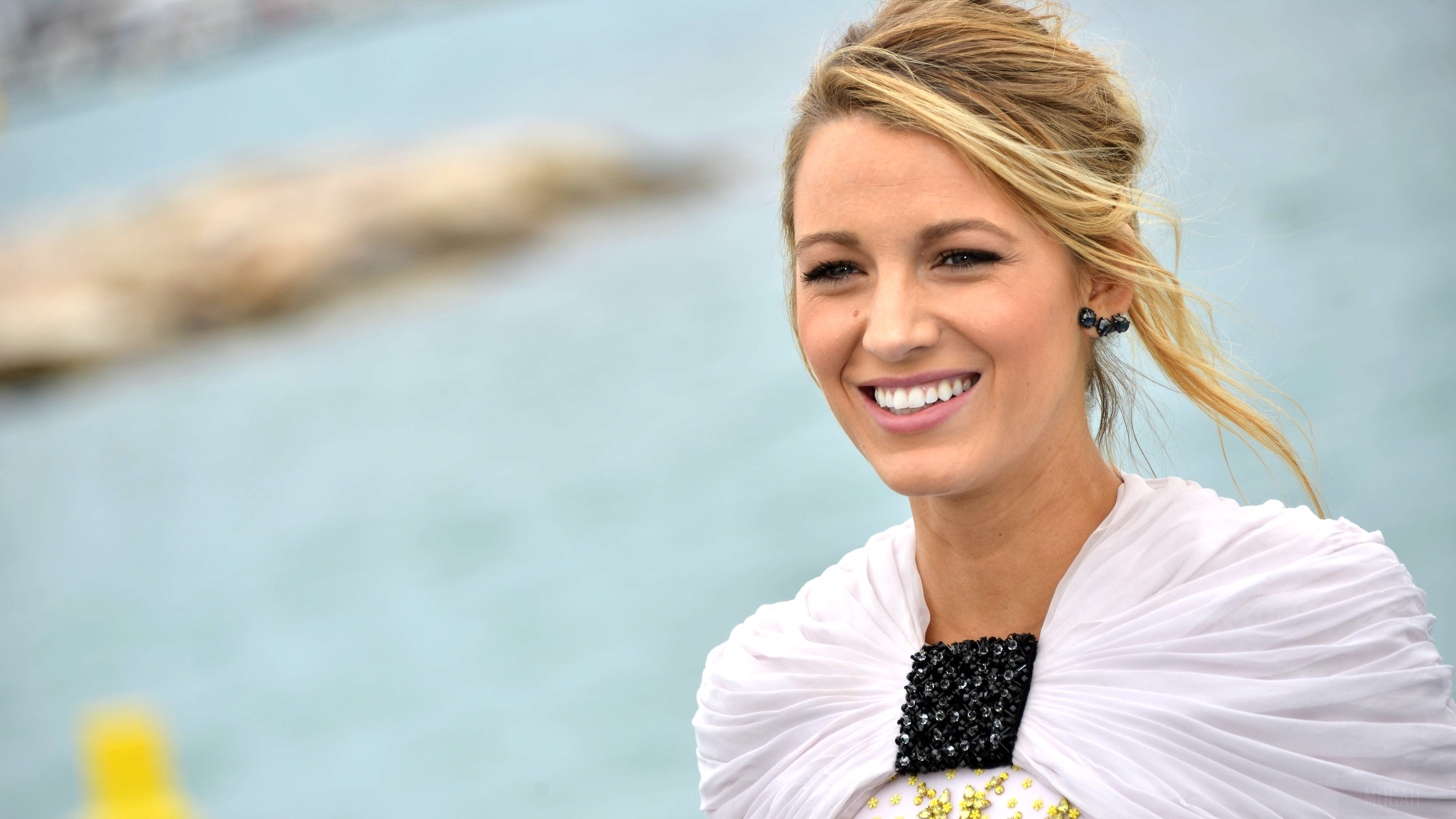 Blake Lively smiling HD Wallpaper