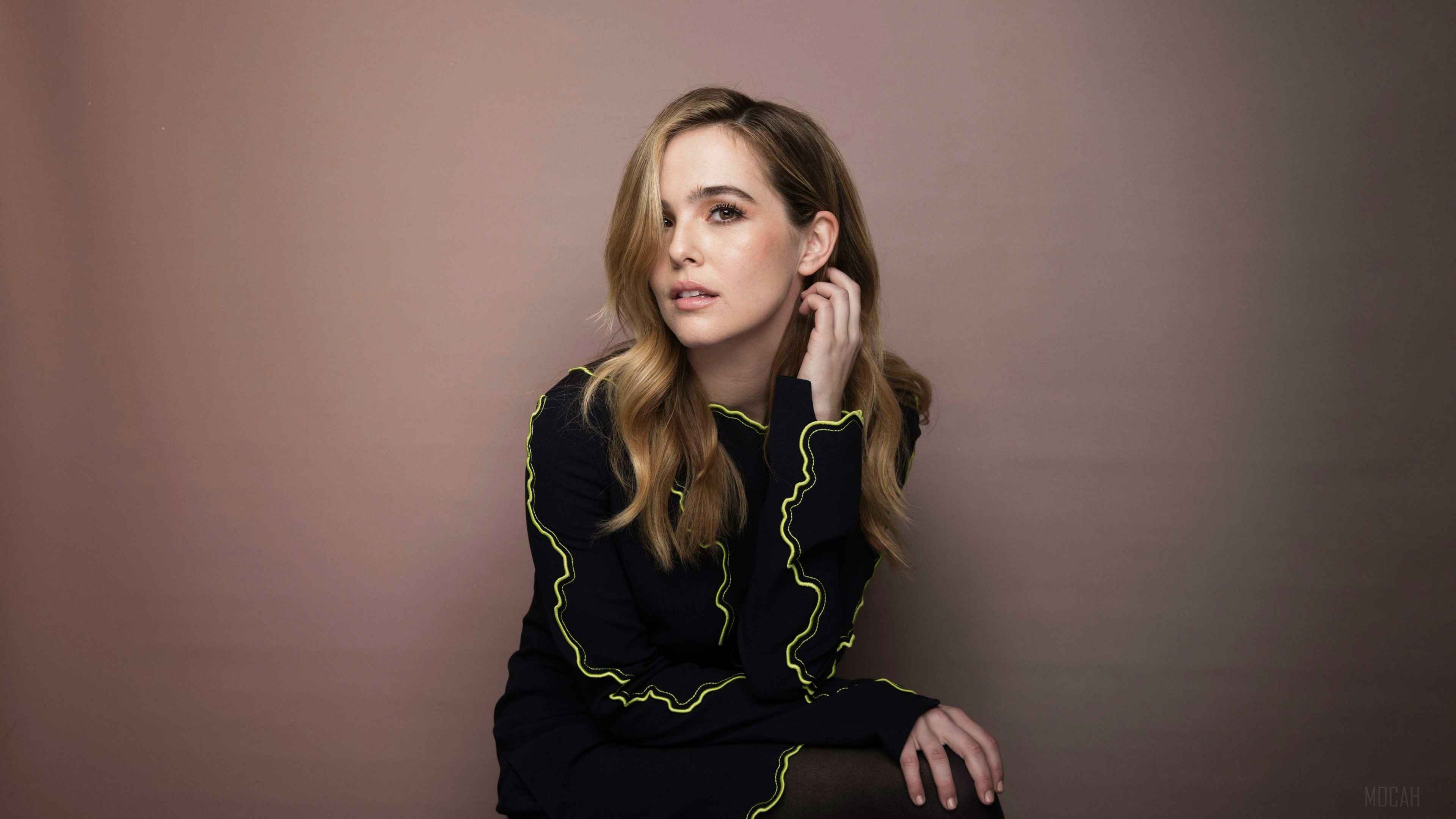 Zoey Deutch HD Wallpaper