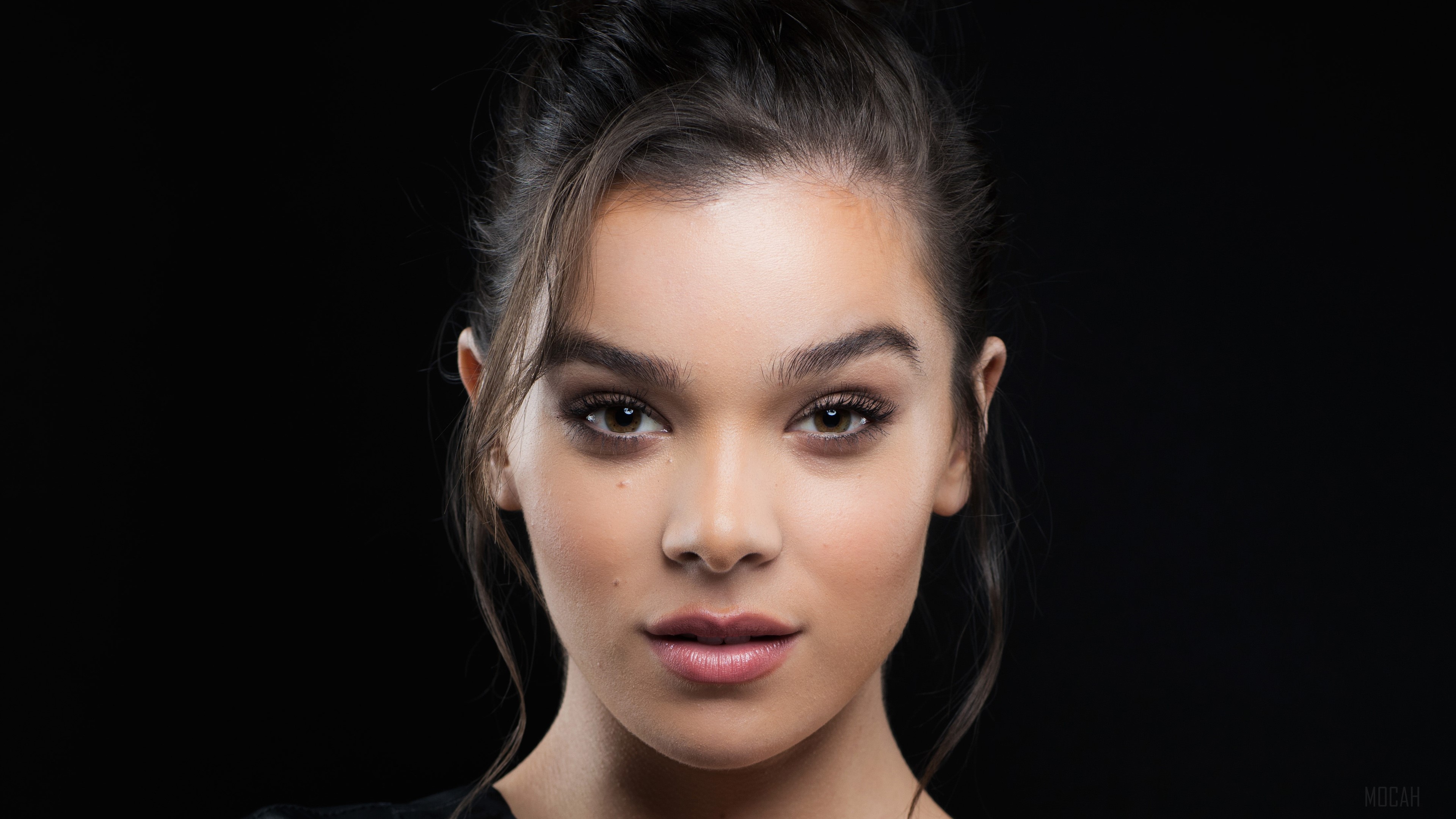 Hailee Steinfeld in 4K HD Wallpaper
