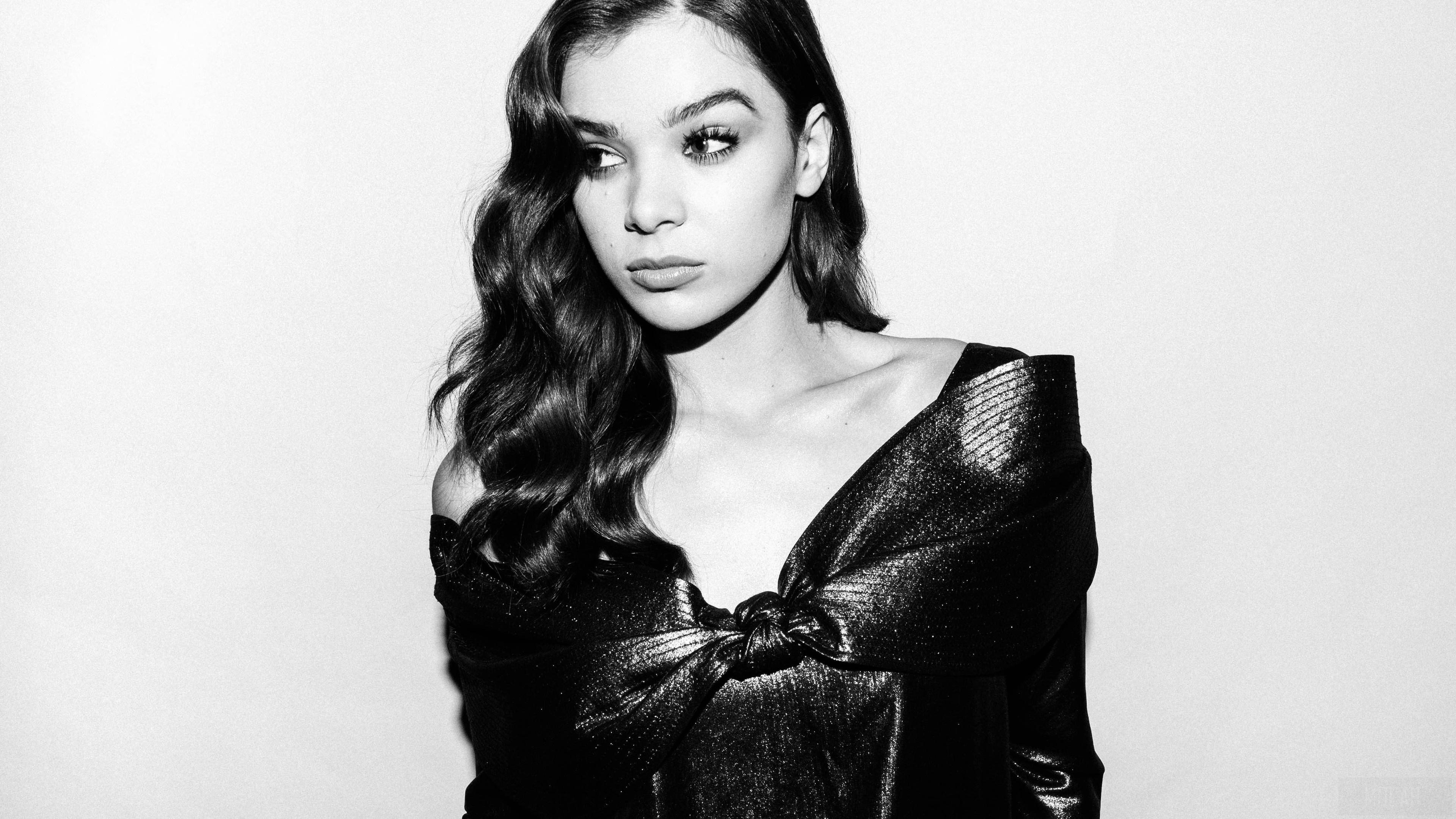 Hailee Steinfeld in Monochrome 4K HD Wallpaper