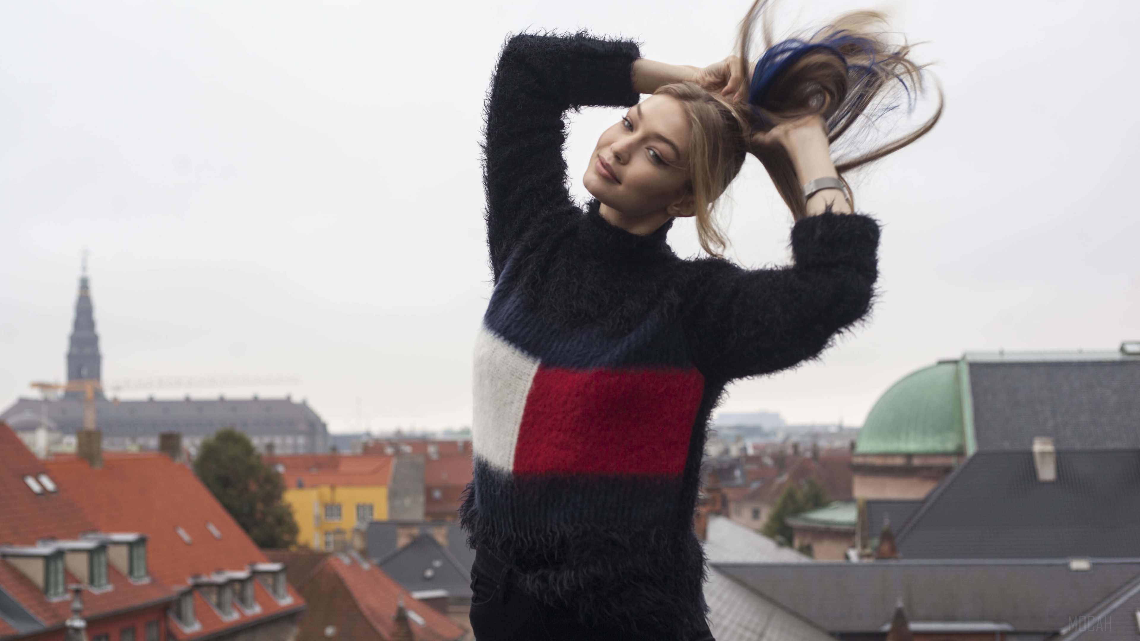 Gigi Hadid in Tommy Hilfiger sweater HD Wallpaper