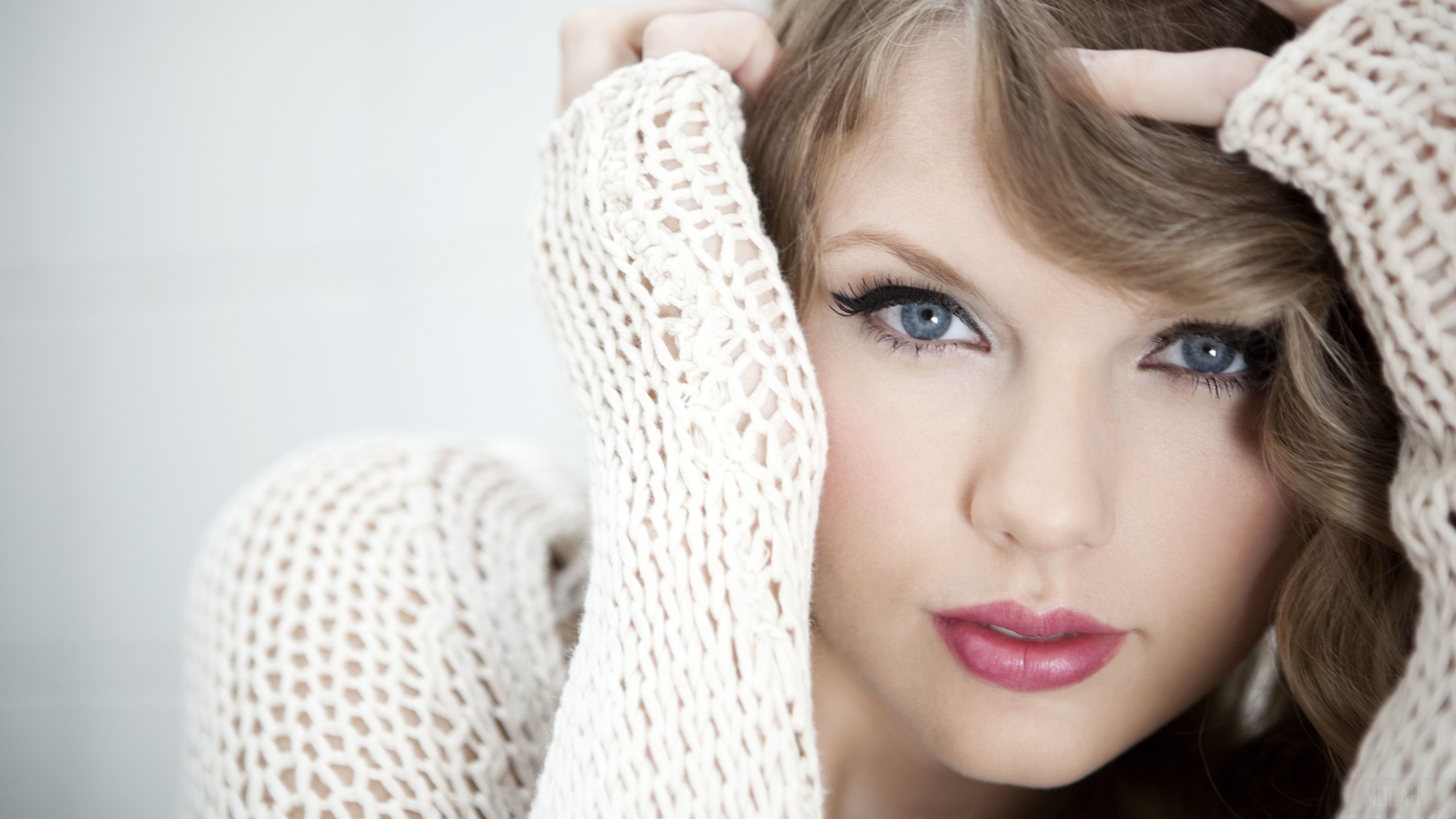 Taylor Swift with Blue Eyes 4K HD Wallpaper