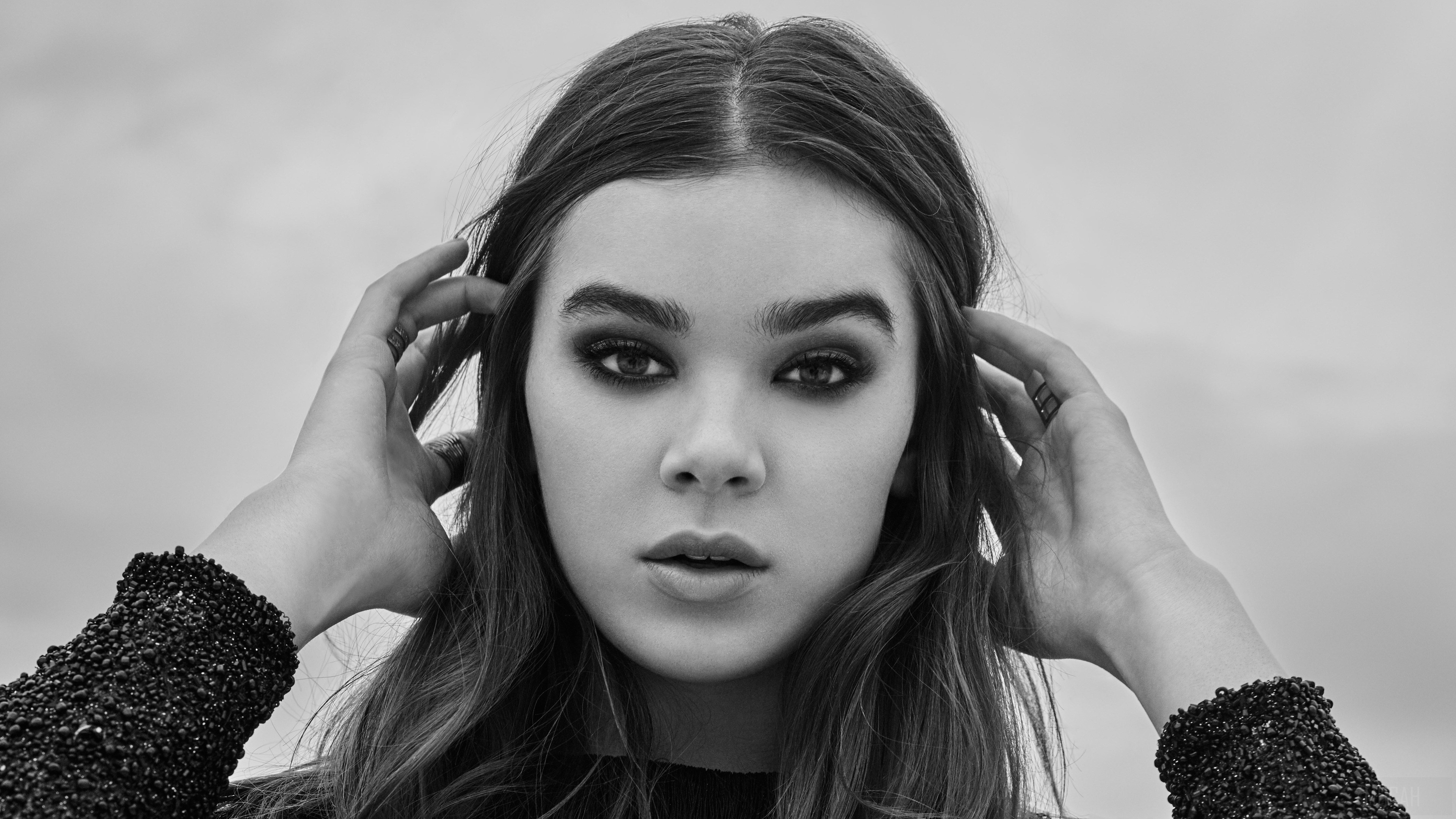 Hailee Steinfeld Monochrome 4K HD Wallpaper