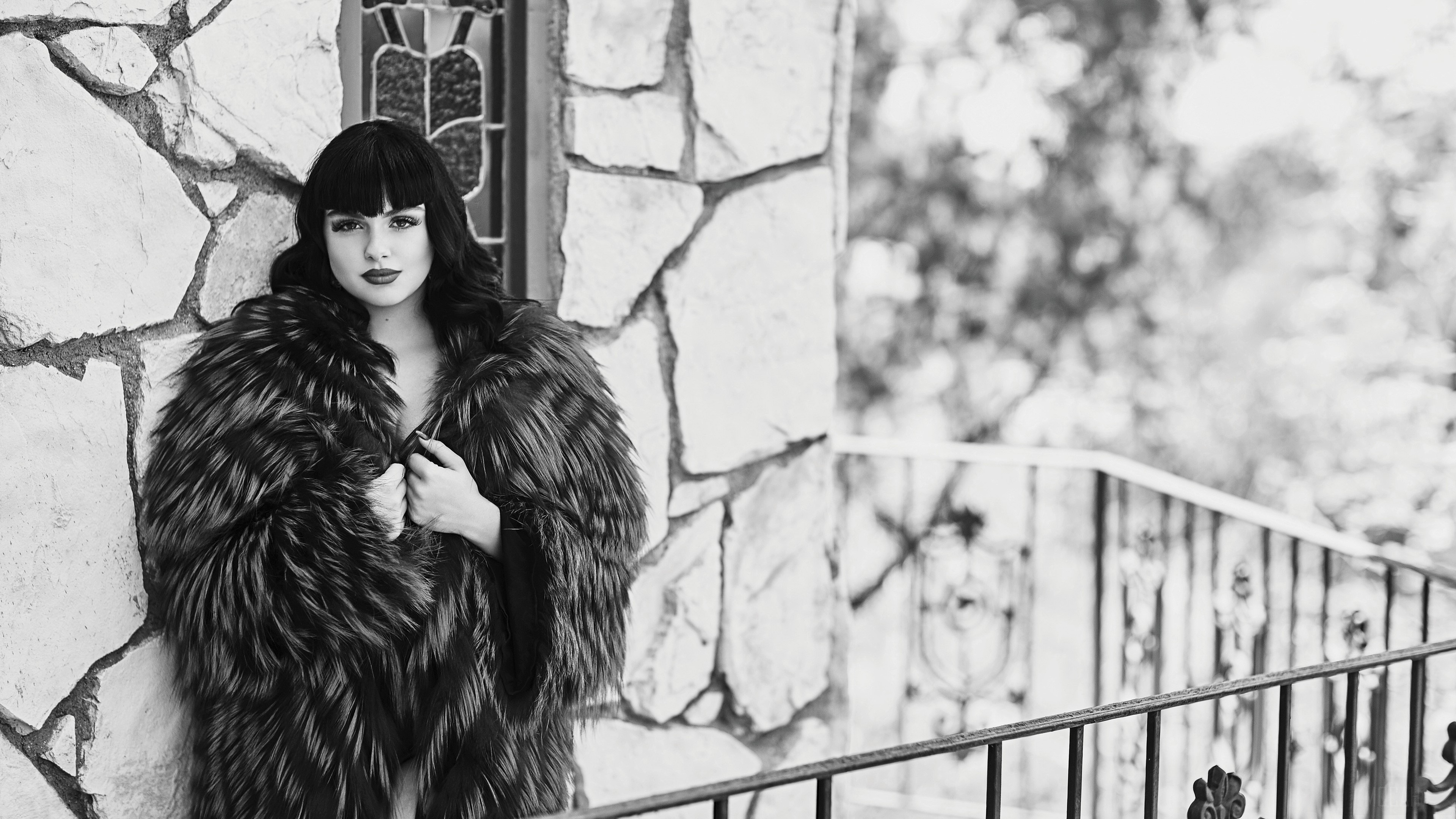 Ariel Winter in Monochrome 4K HD Wallpaper