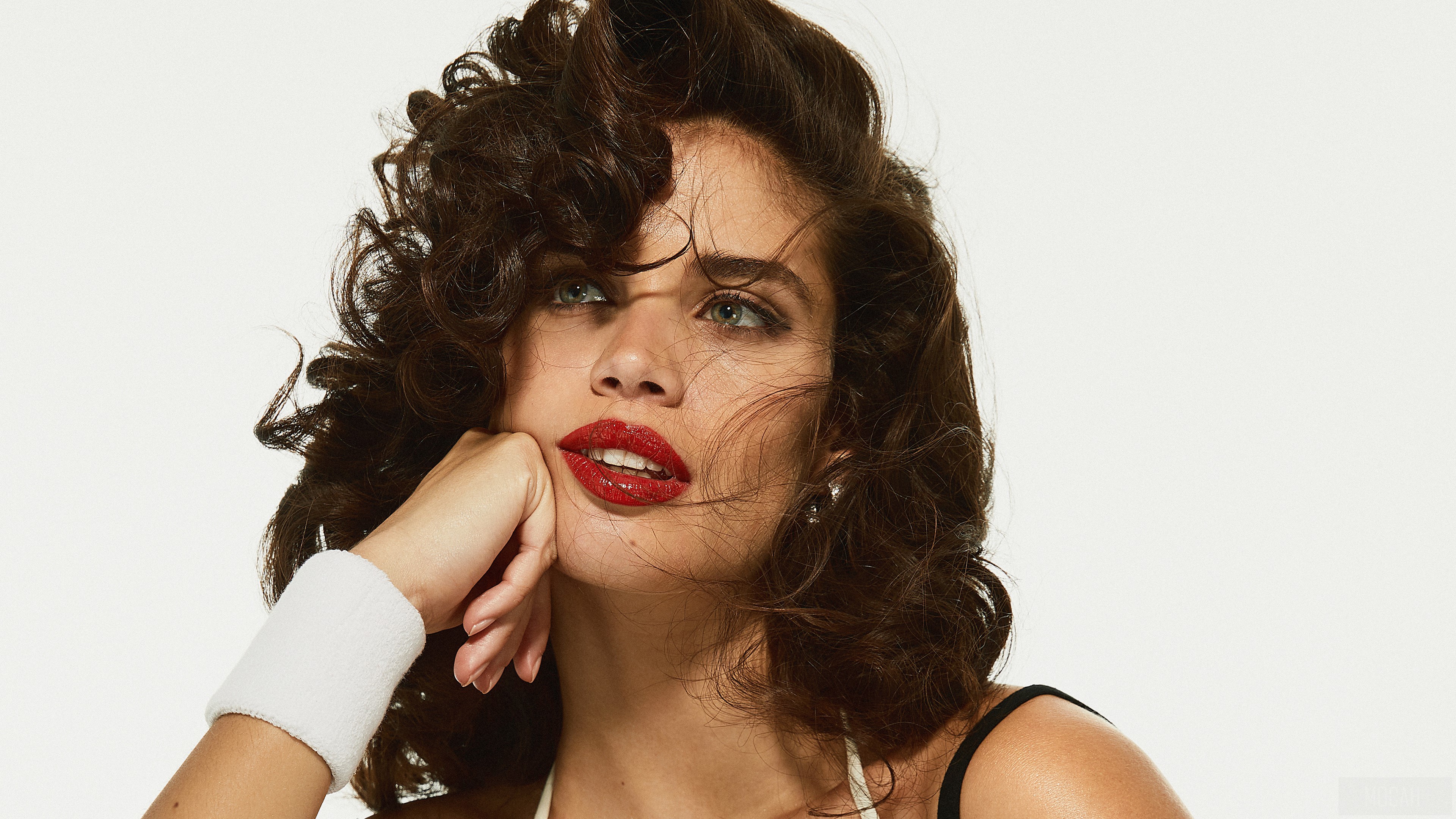 Sara Sampaio wearing Gucci 4K HD Wallpaper