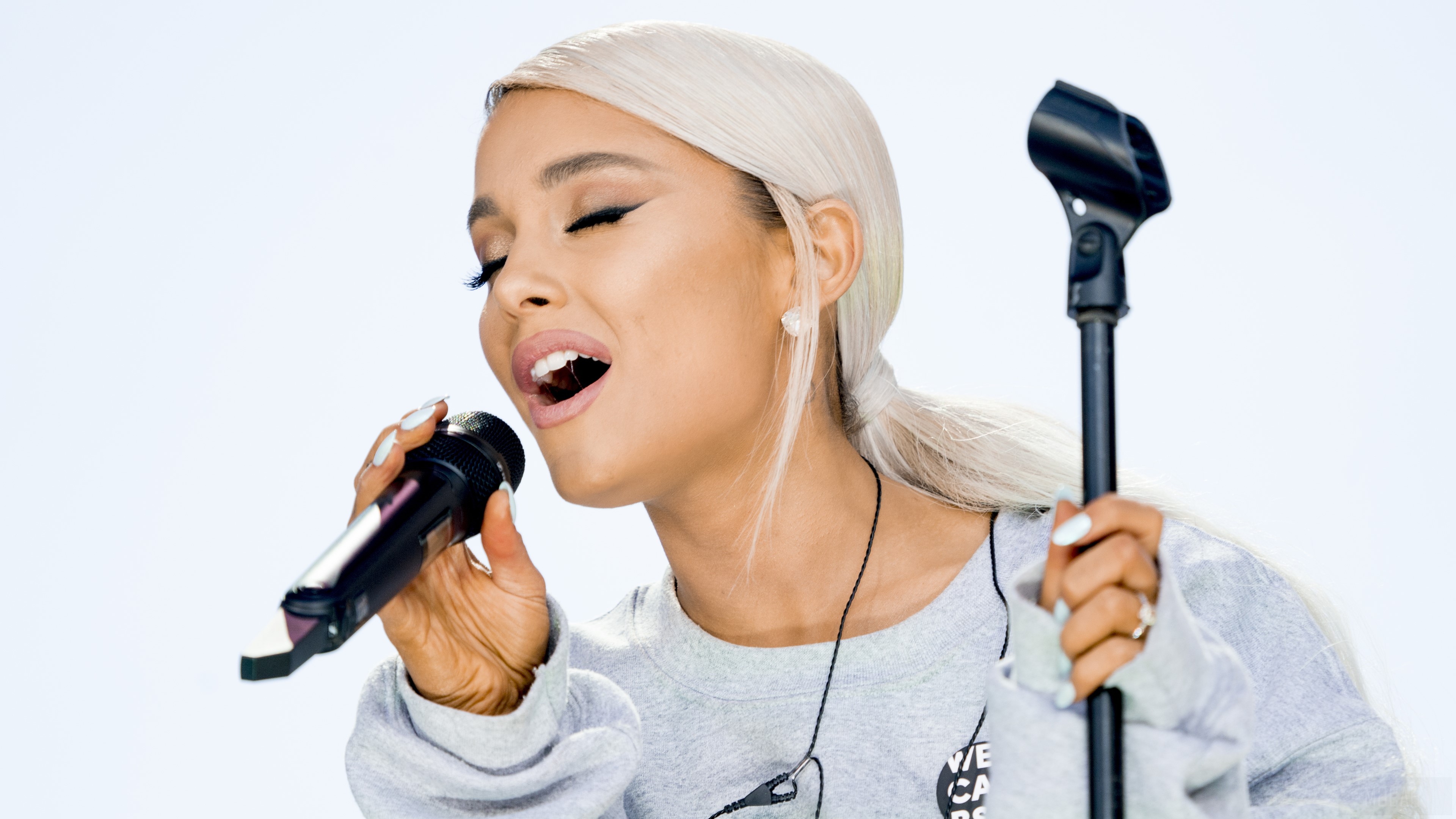 Ariana Grande Live HD Wallpaper
