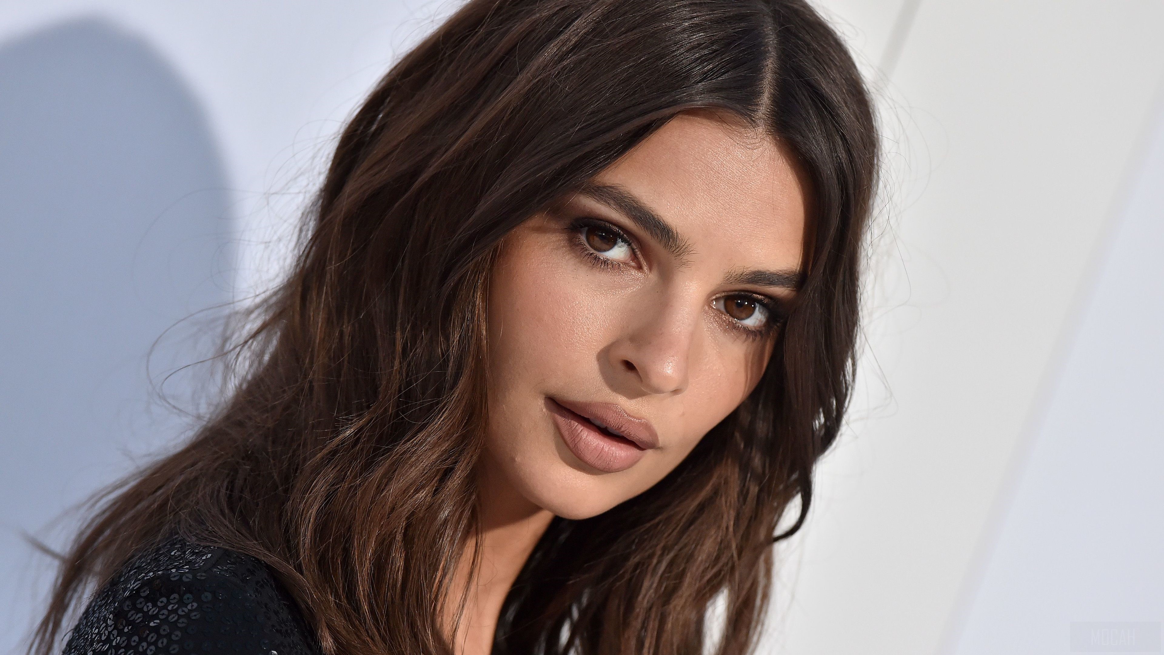 Emily Ratajkowski Portrait HD Wallpaper