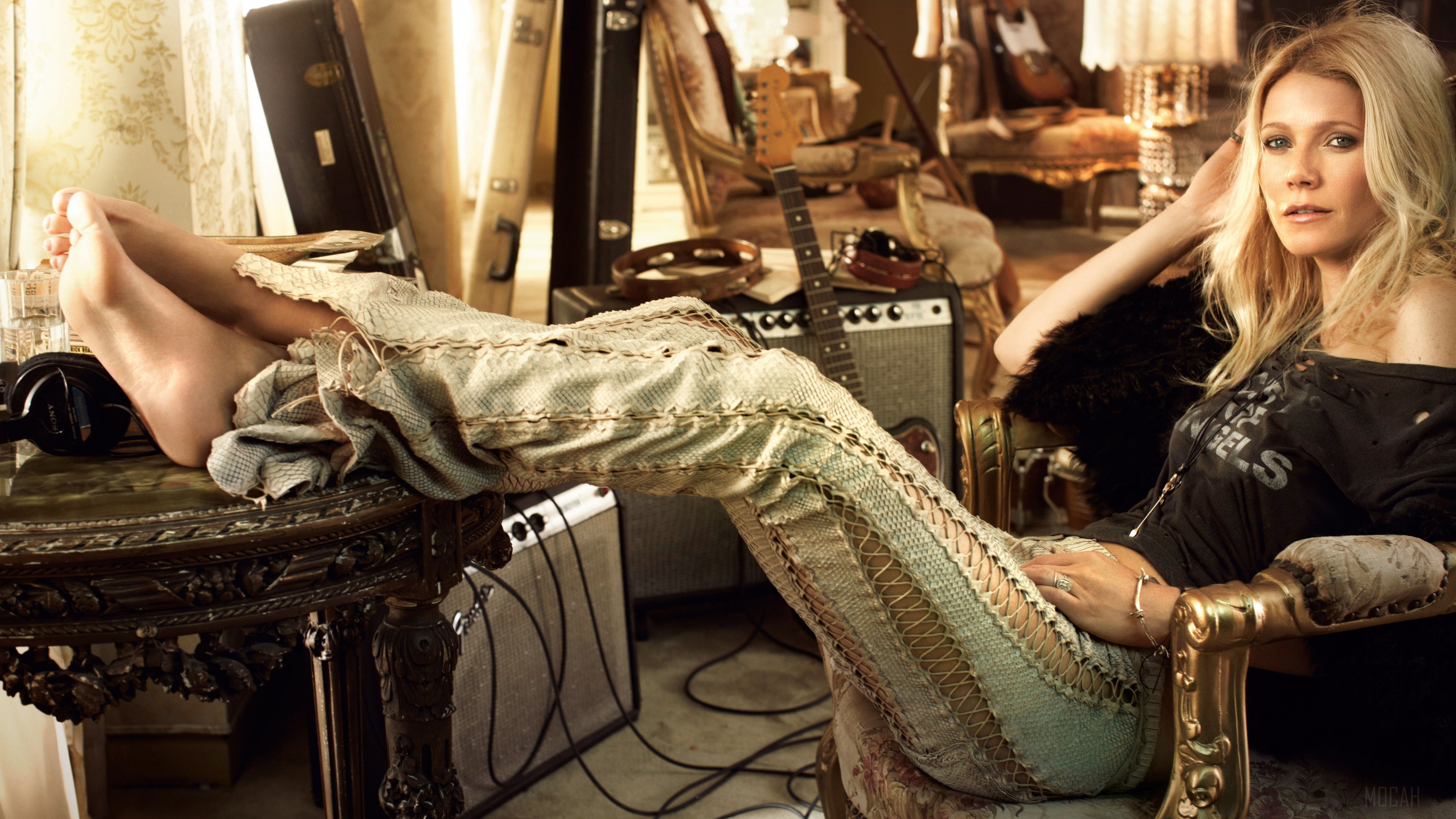 Gwyneth Paltrow in a cluttered room HD Wallpaper