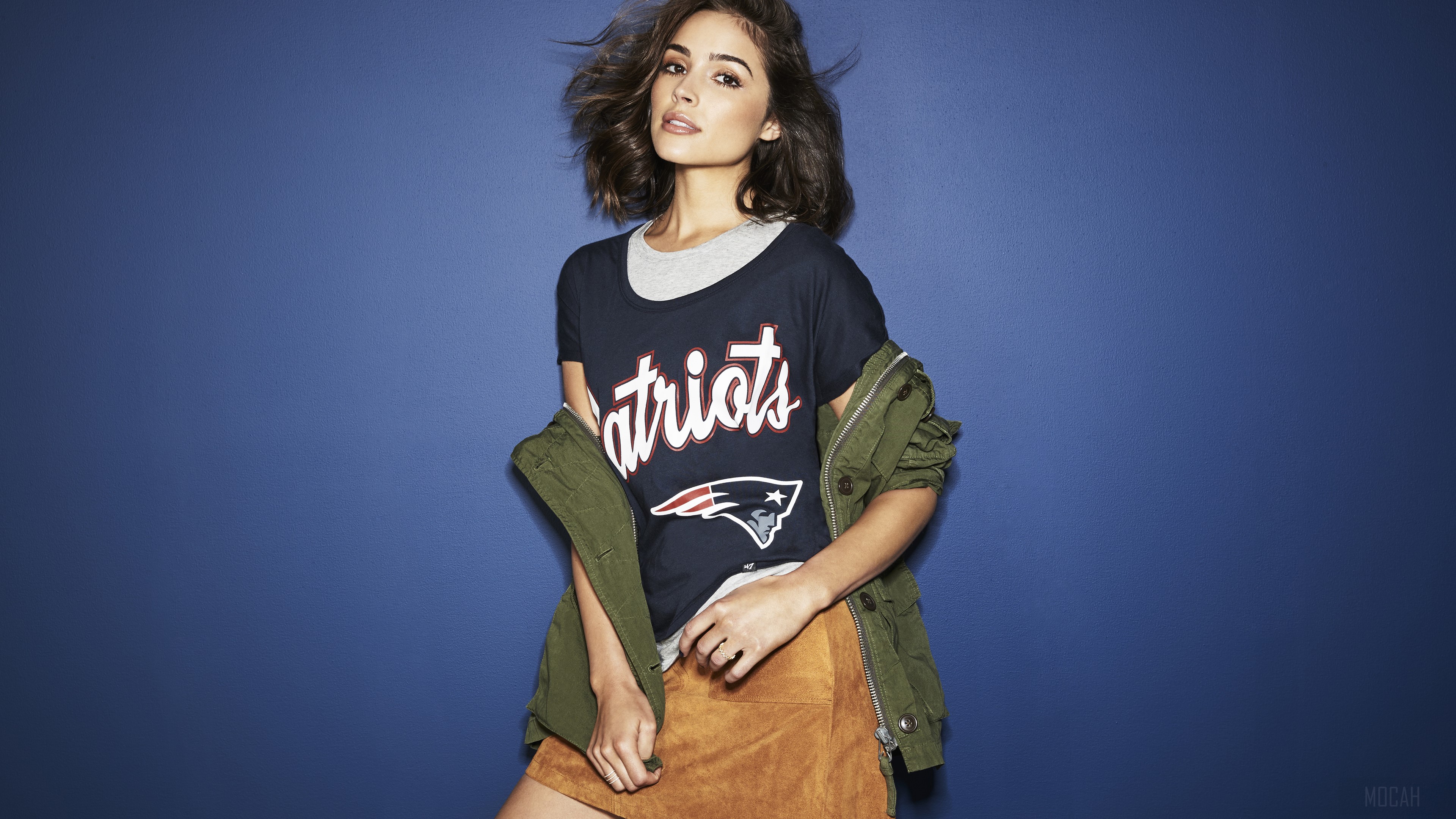 Olivia Culpo wearing New England Patriots t-shirt HD Wallpaper