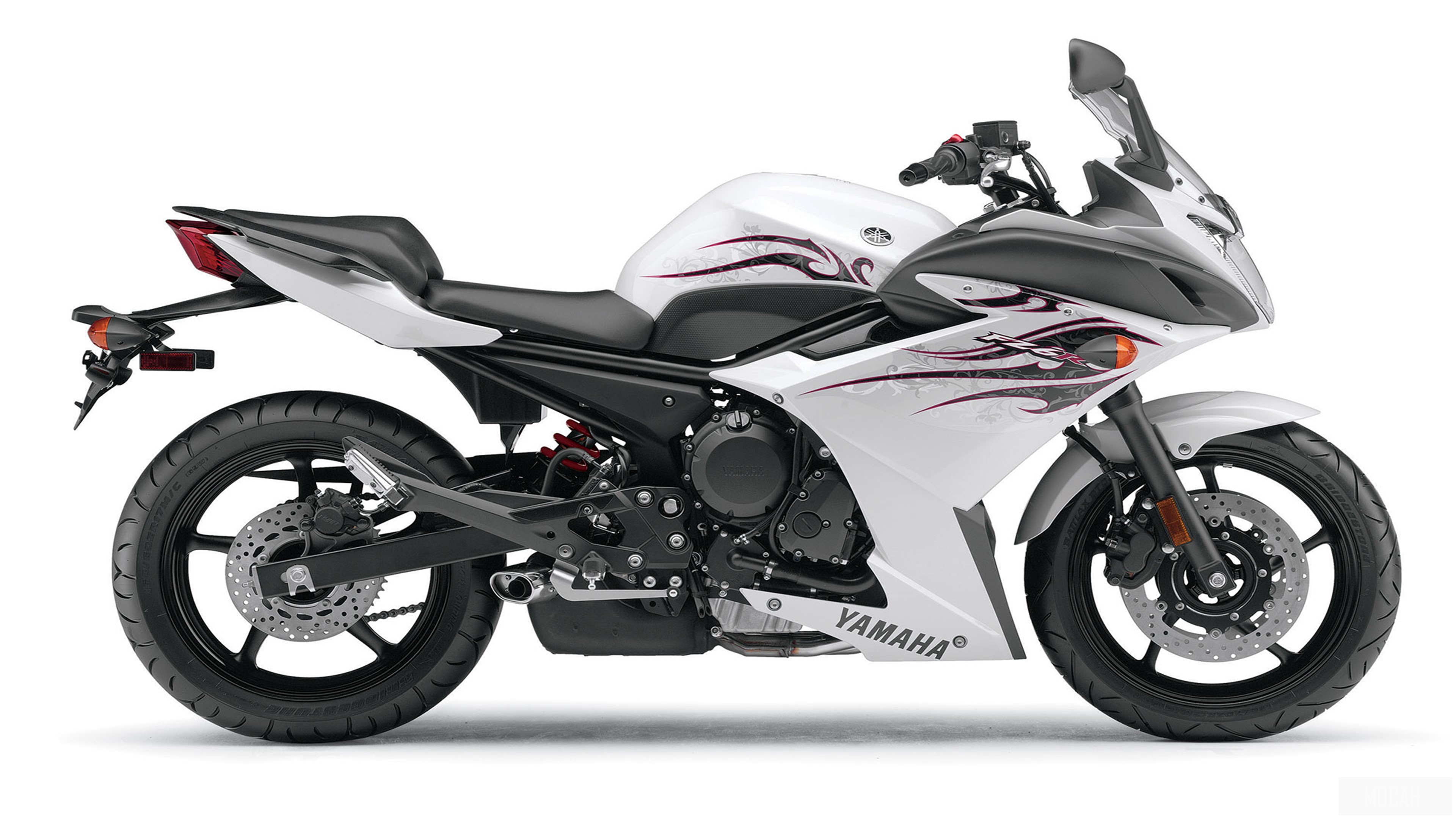 White Yamaha FZ6R 4K HD Wallpaper
