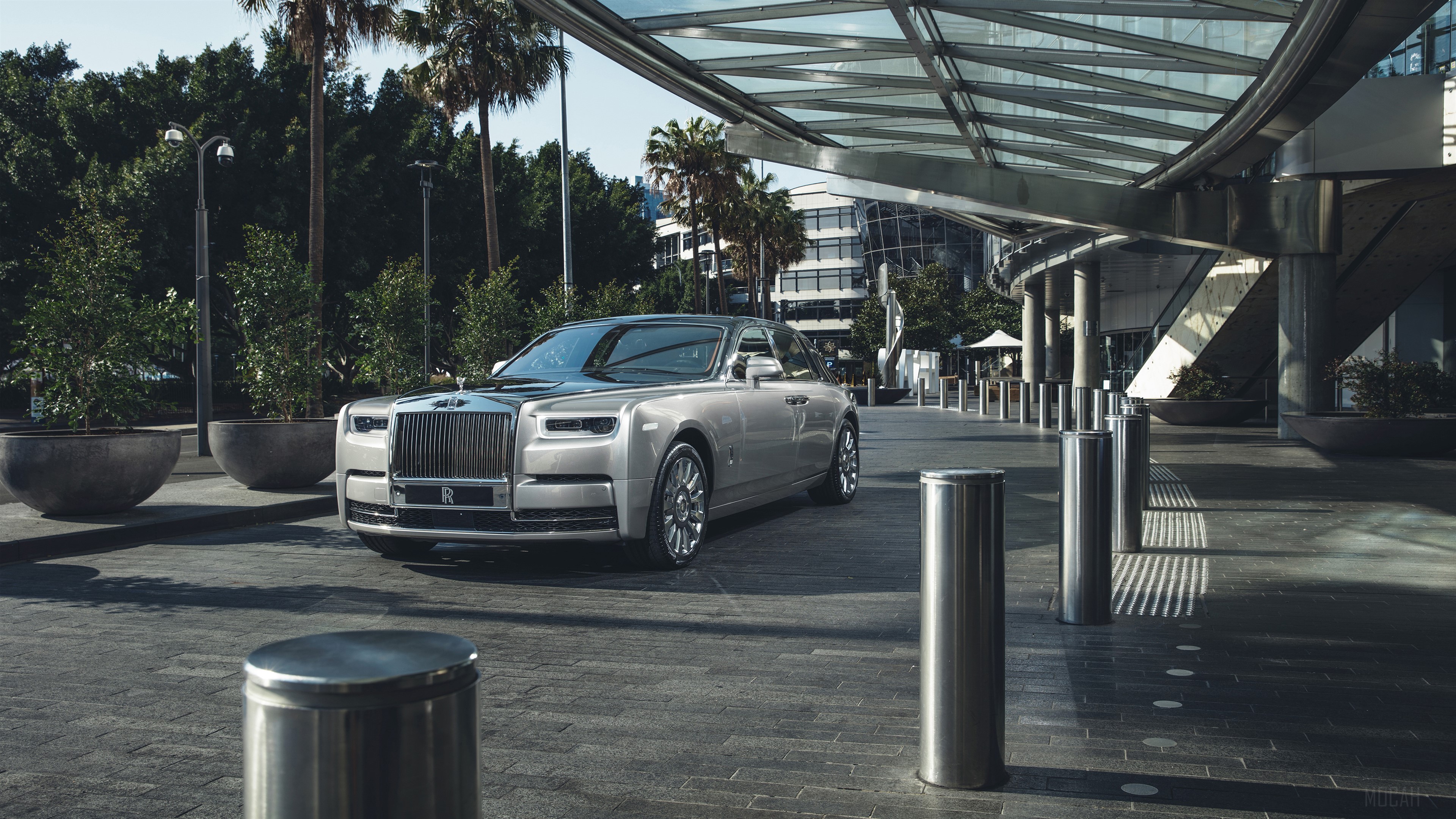 Rolls Royce Phantom parked outside building HD Wallpaper