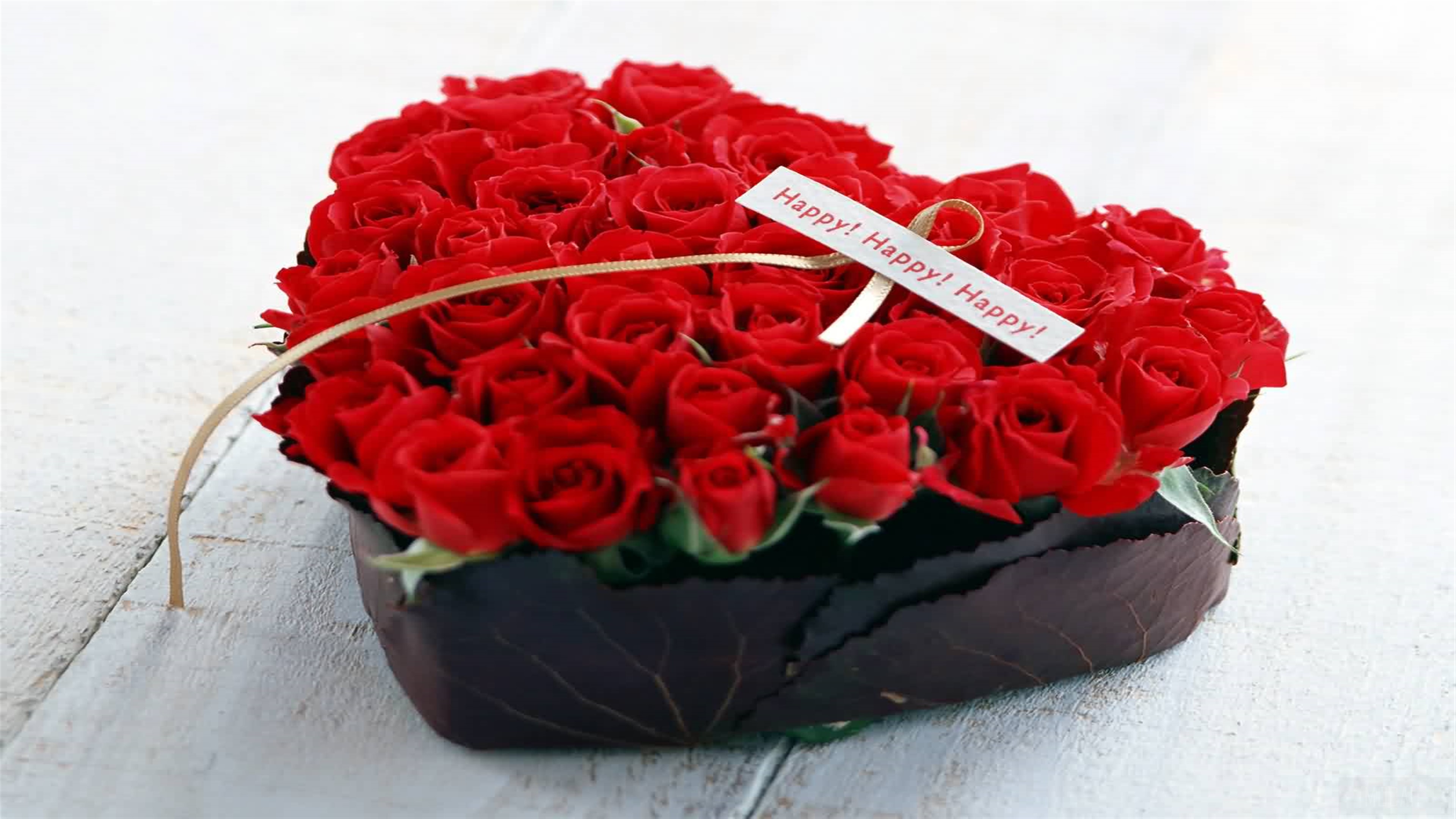 Heart-shaped arrangement of red roses with "Happy! Happy! Happy!" card HD Wallpaper