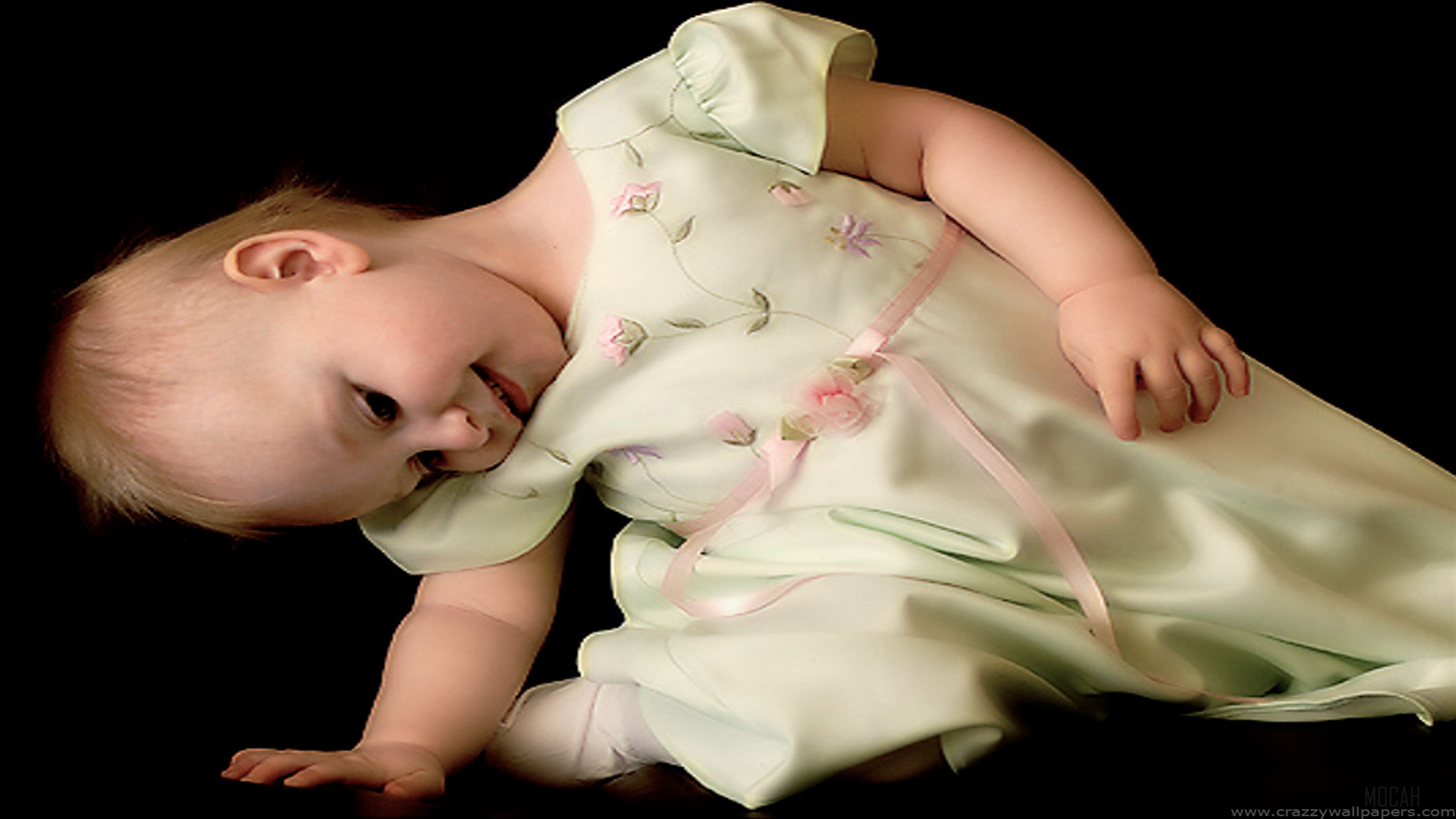 Cute baby playing HD Wallpaper