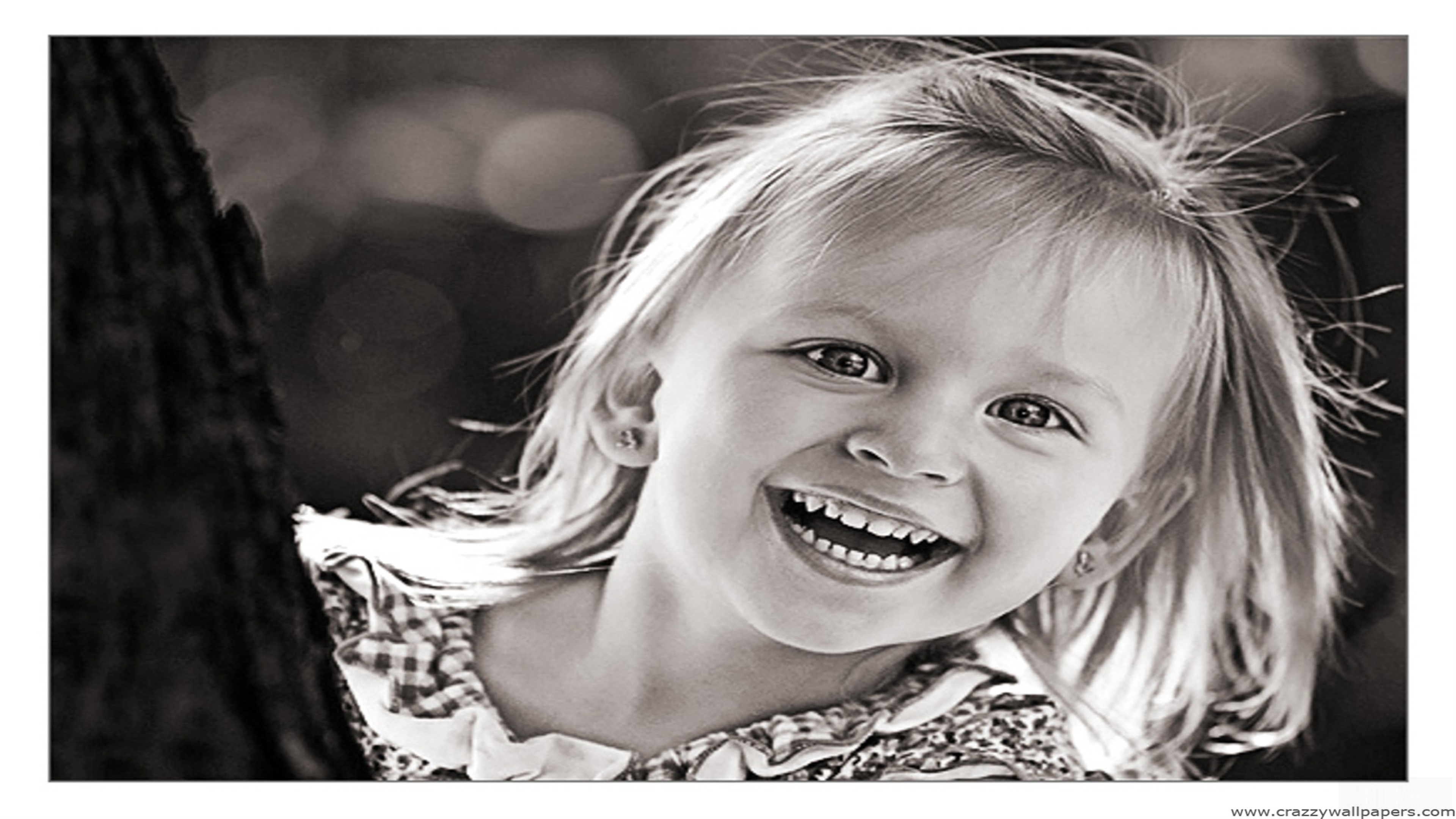 Cute girl smiling HD Wallpaper