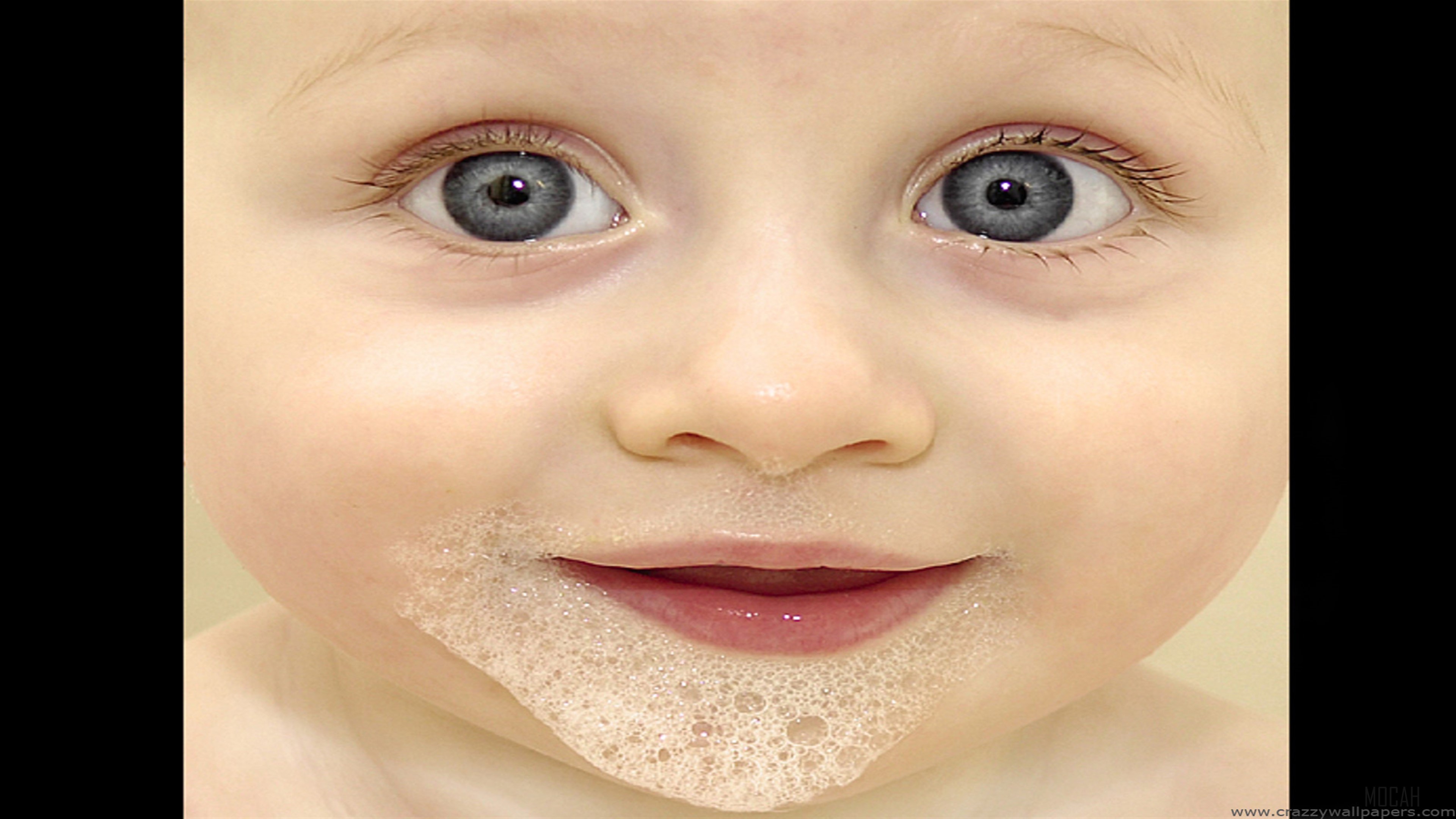 Cute baby with soap bubbles HD Wallpaper