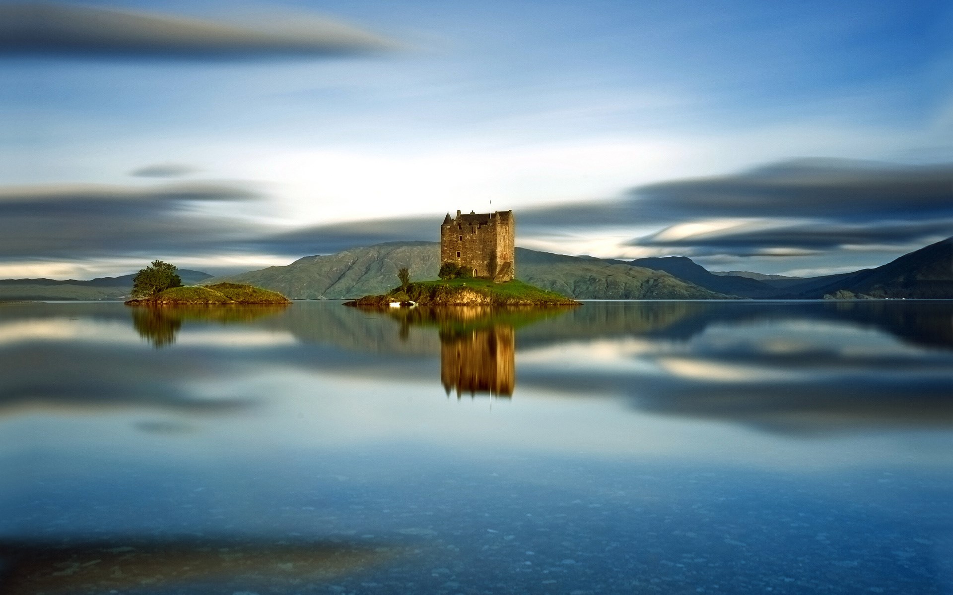 Castle on an island in a lake HD Wallpaper