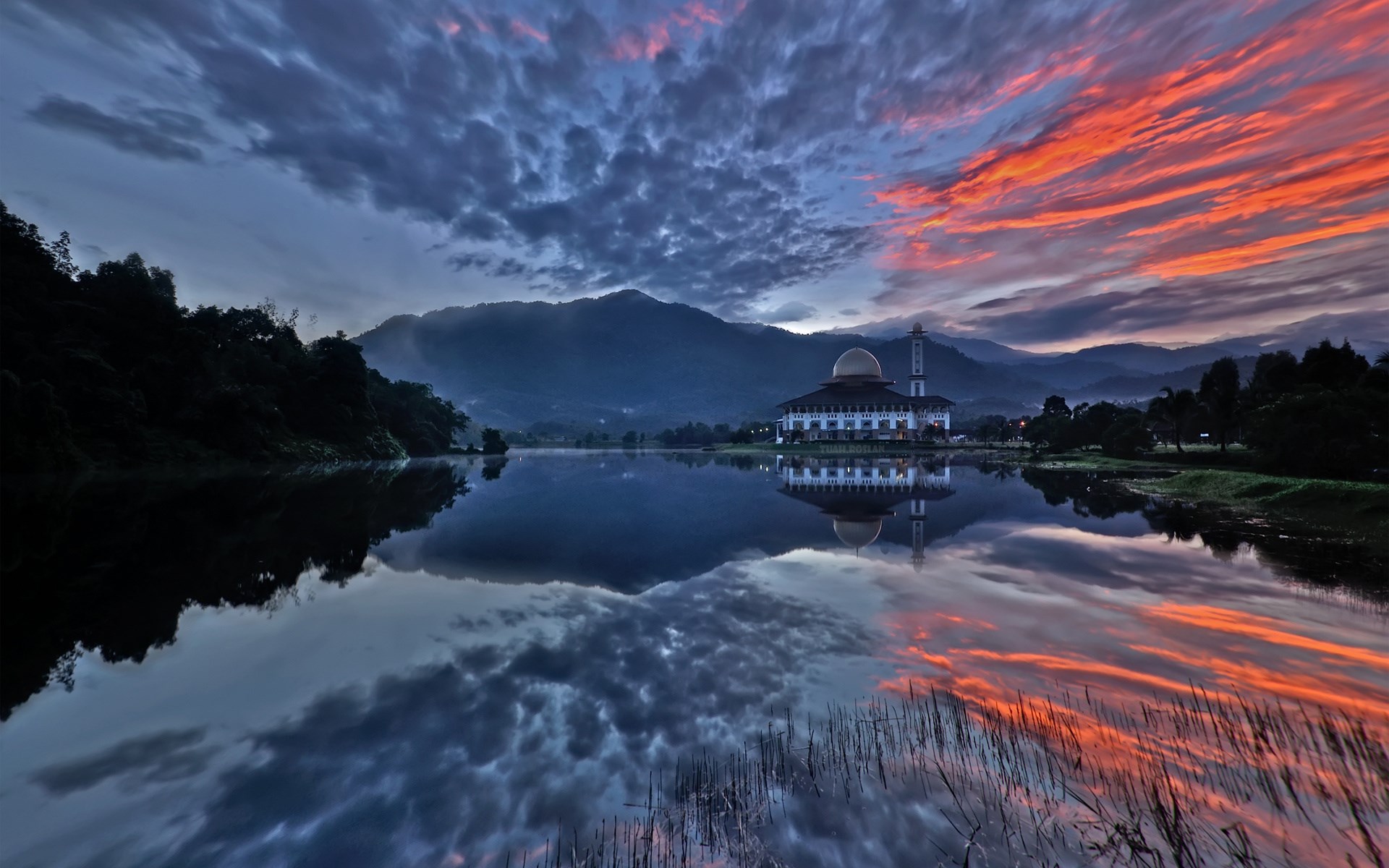 Mosque reflected in a lake at sunset HD Wallpaper