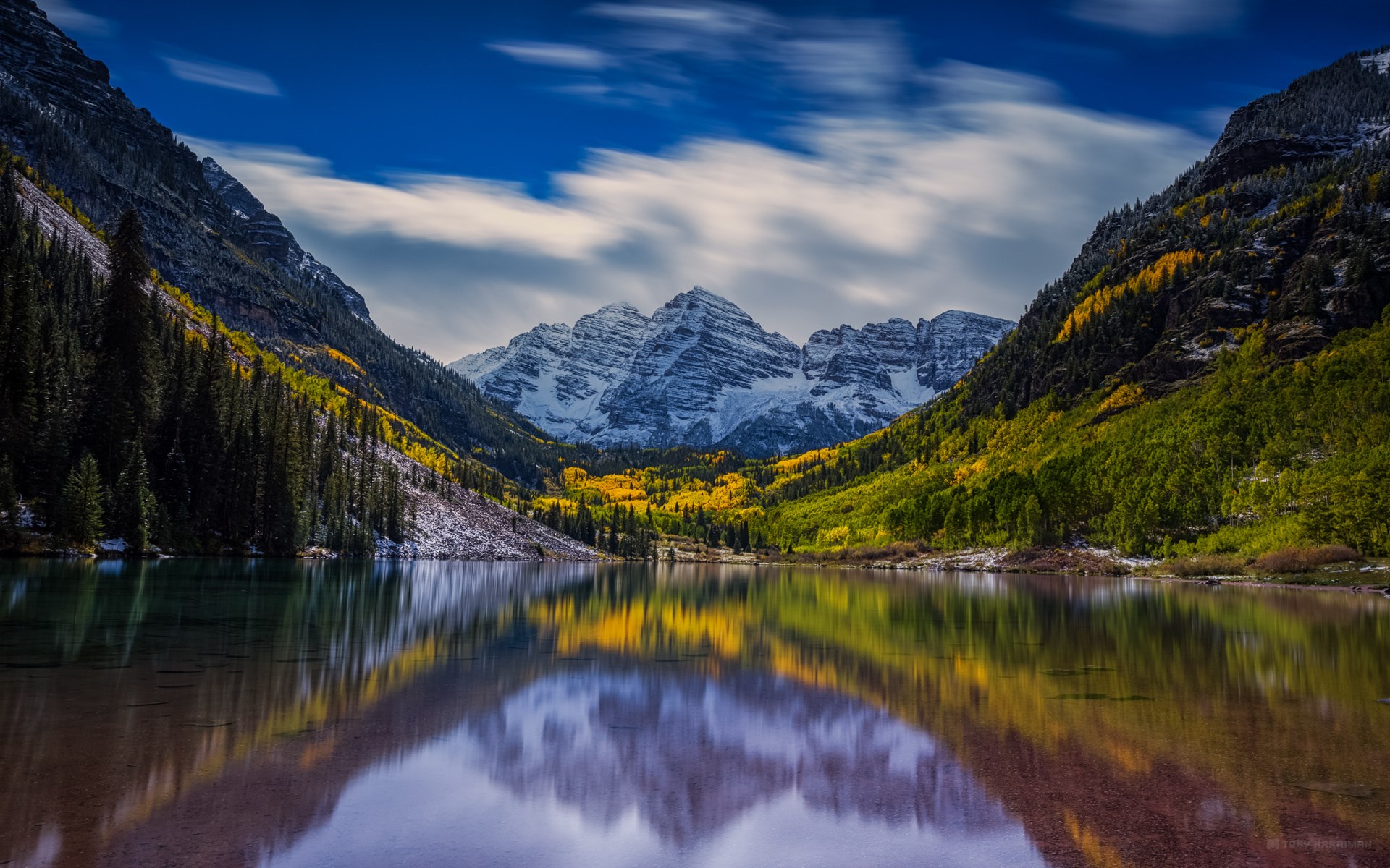 Maroon Bells lake reflection in autumn HD Wallpaper