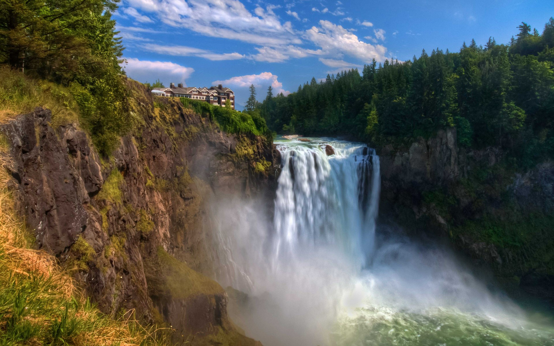 Snoqualmie Falls with historic lodge and forest HD Wallpaper