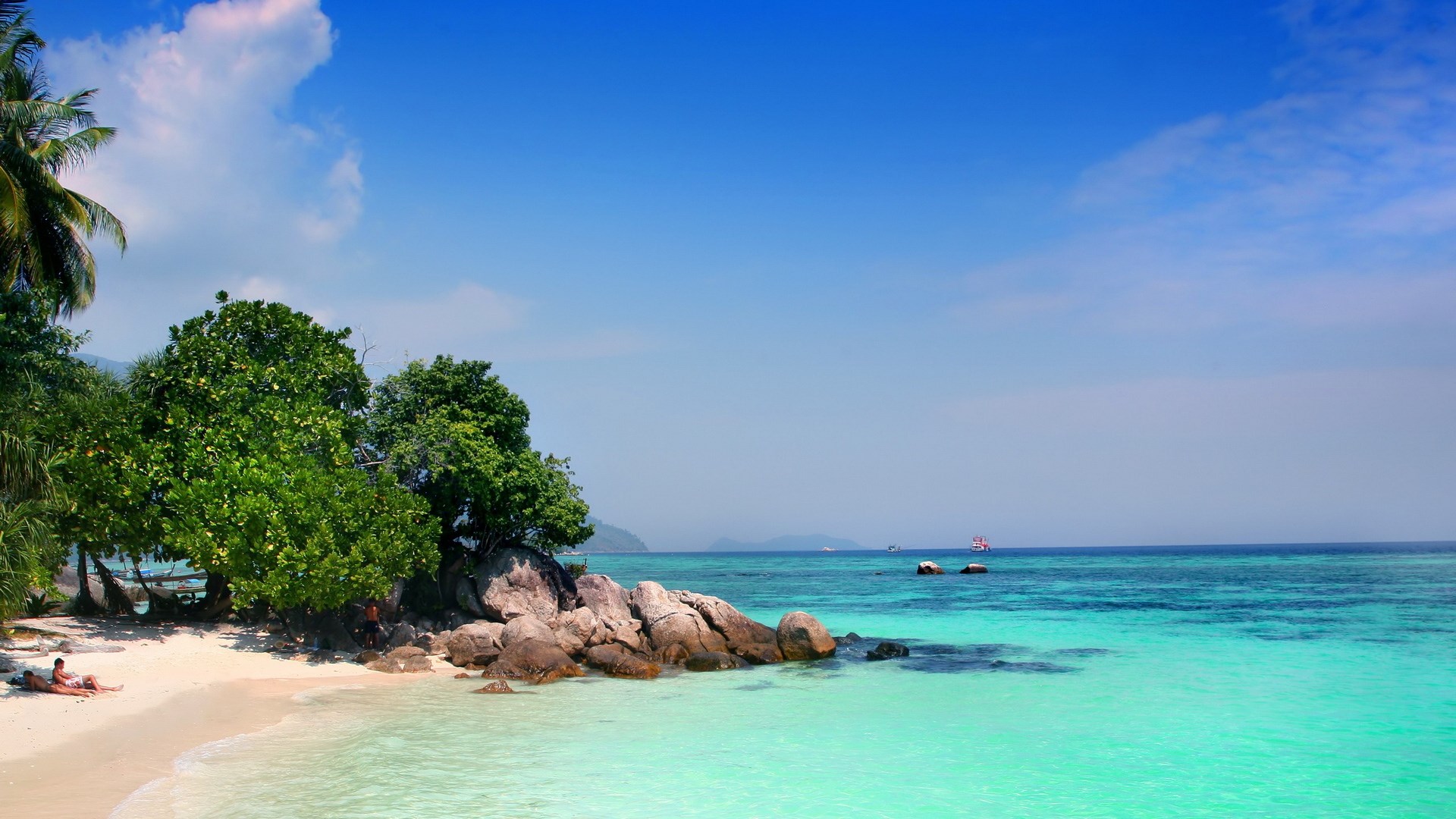 Tropical beach with clear turquoise water and rocky shore HD Wallpaper