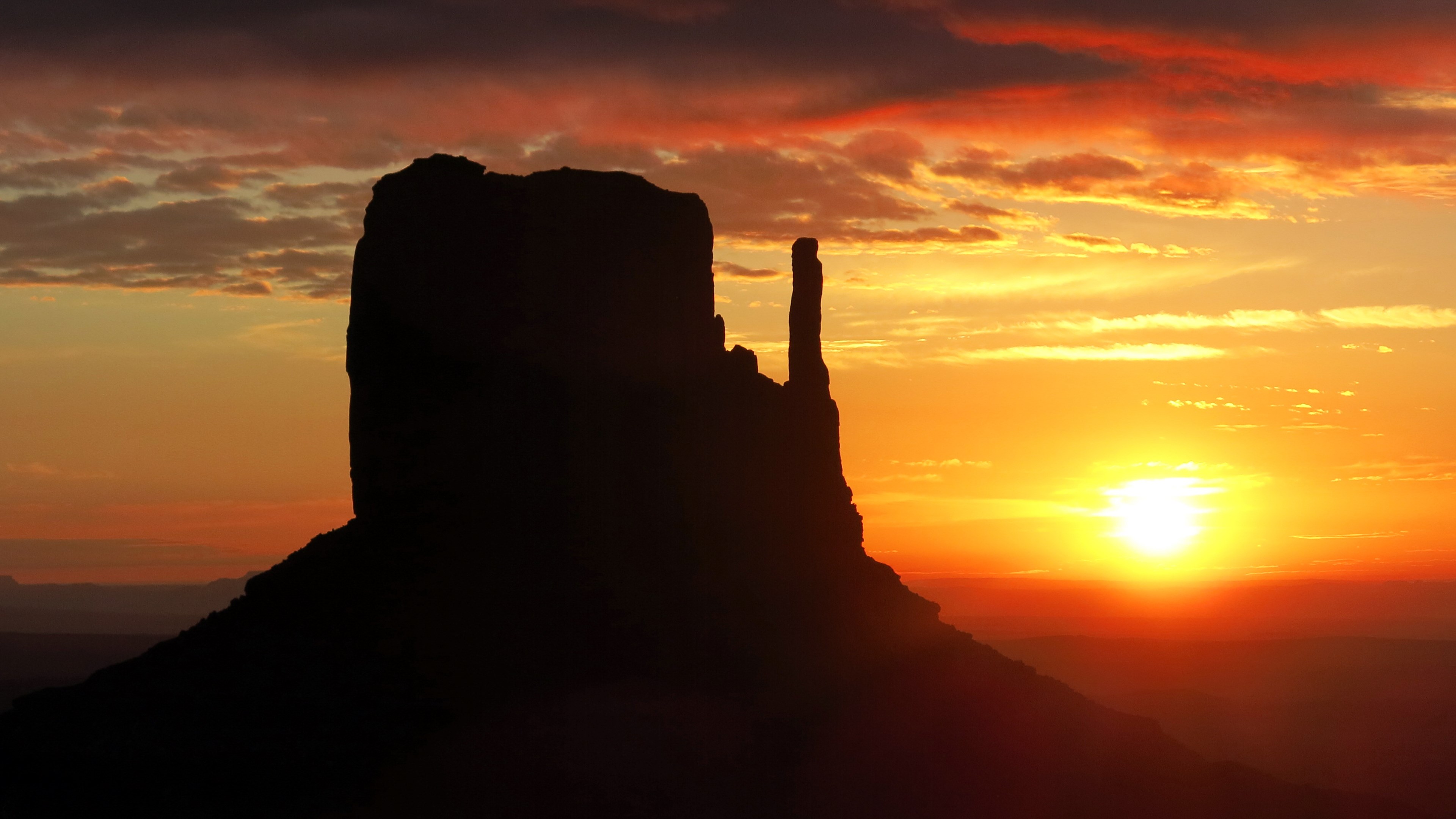 Monument Valley at sunset HD Wallpaper