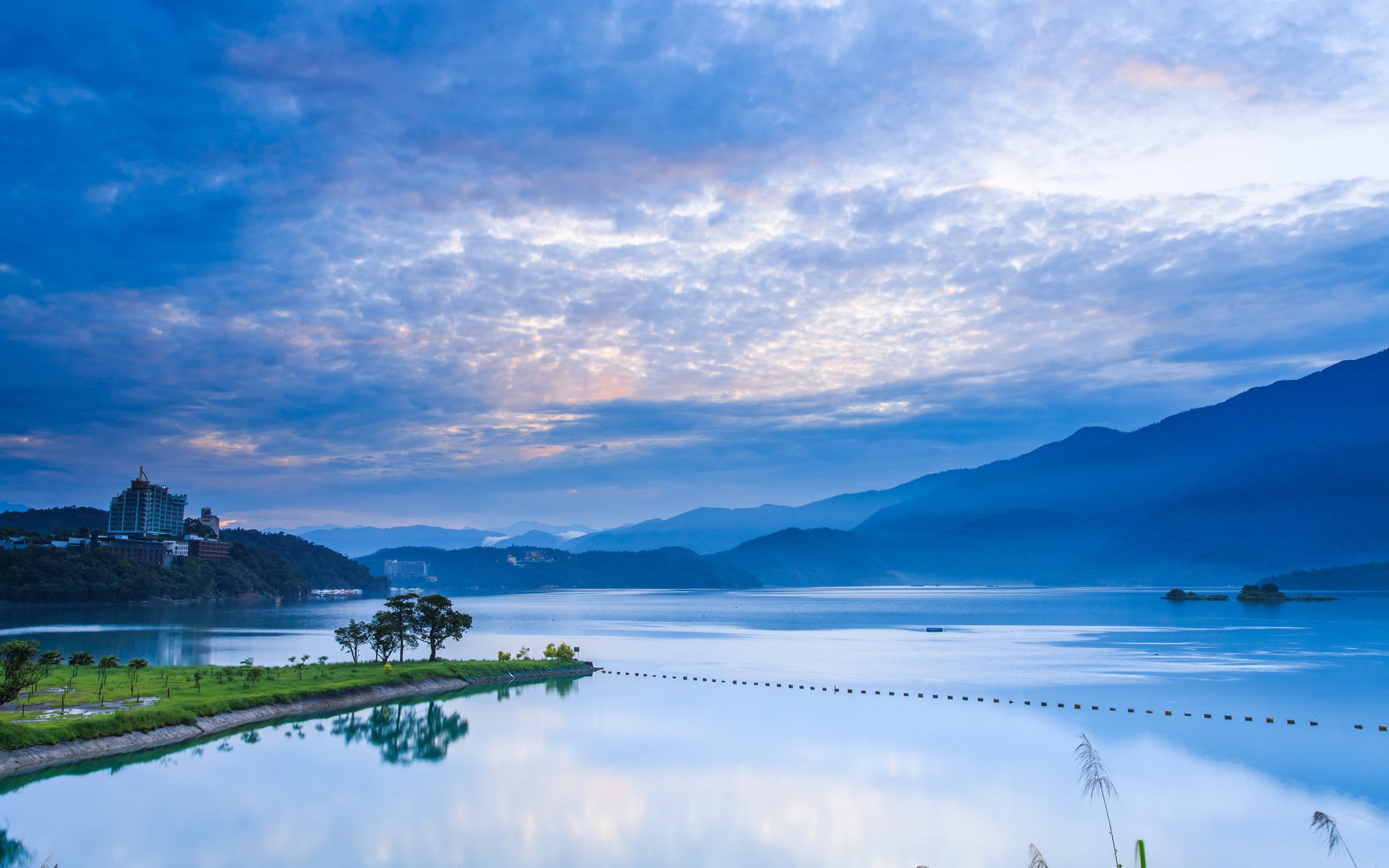 Lake and Mountains at Dusk HD Wallpaper