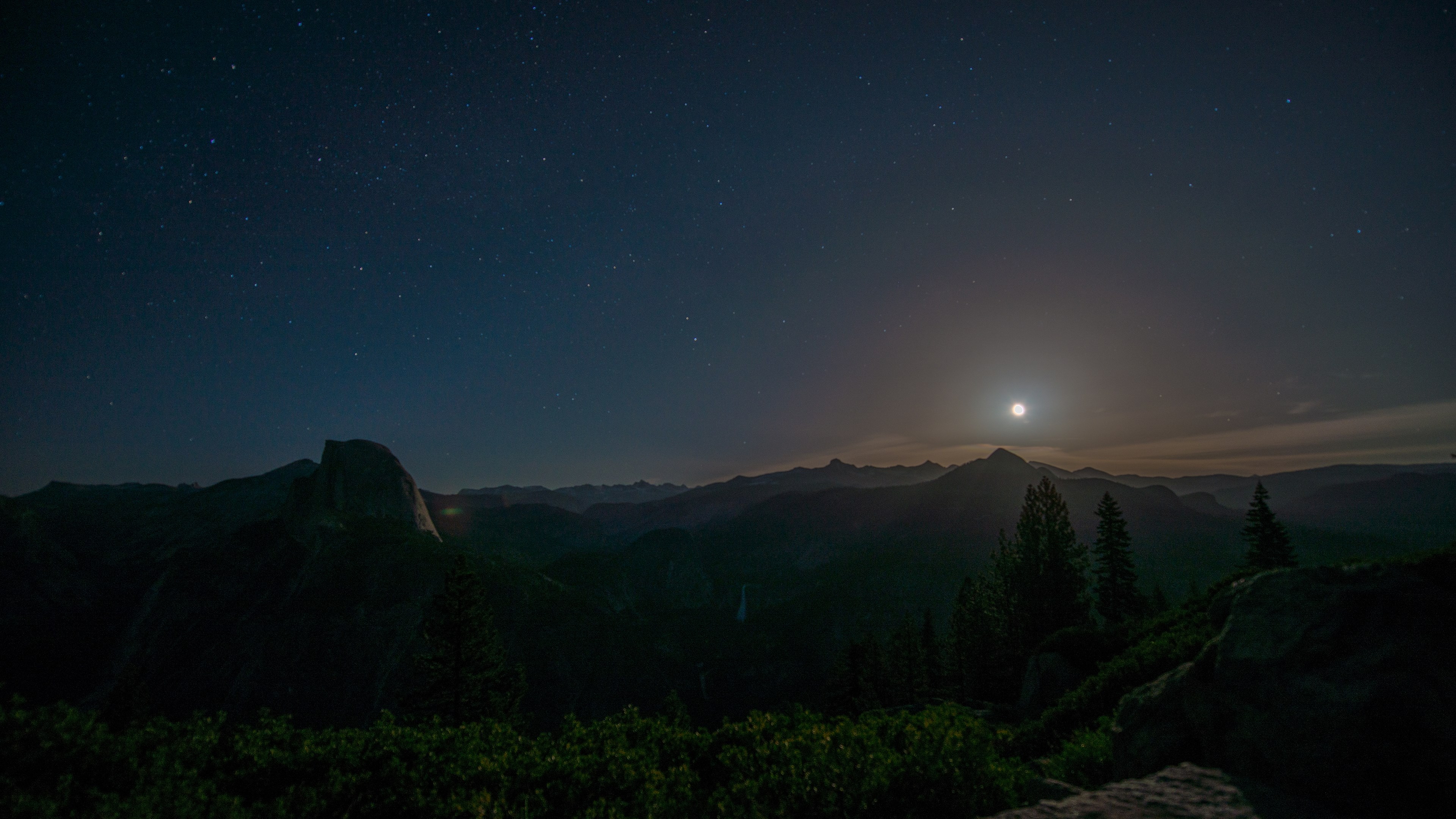 Night sky over Yosemite National Park with Half Dome HD Wallpaper