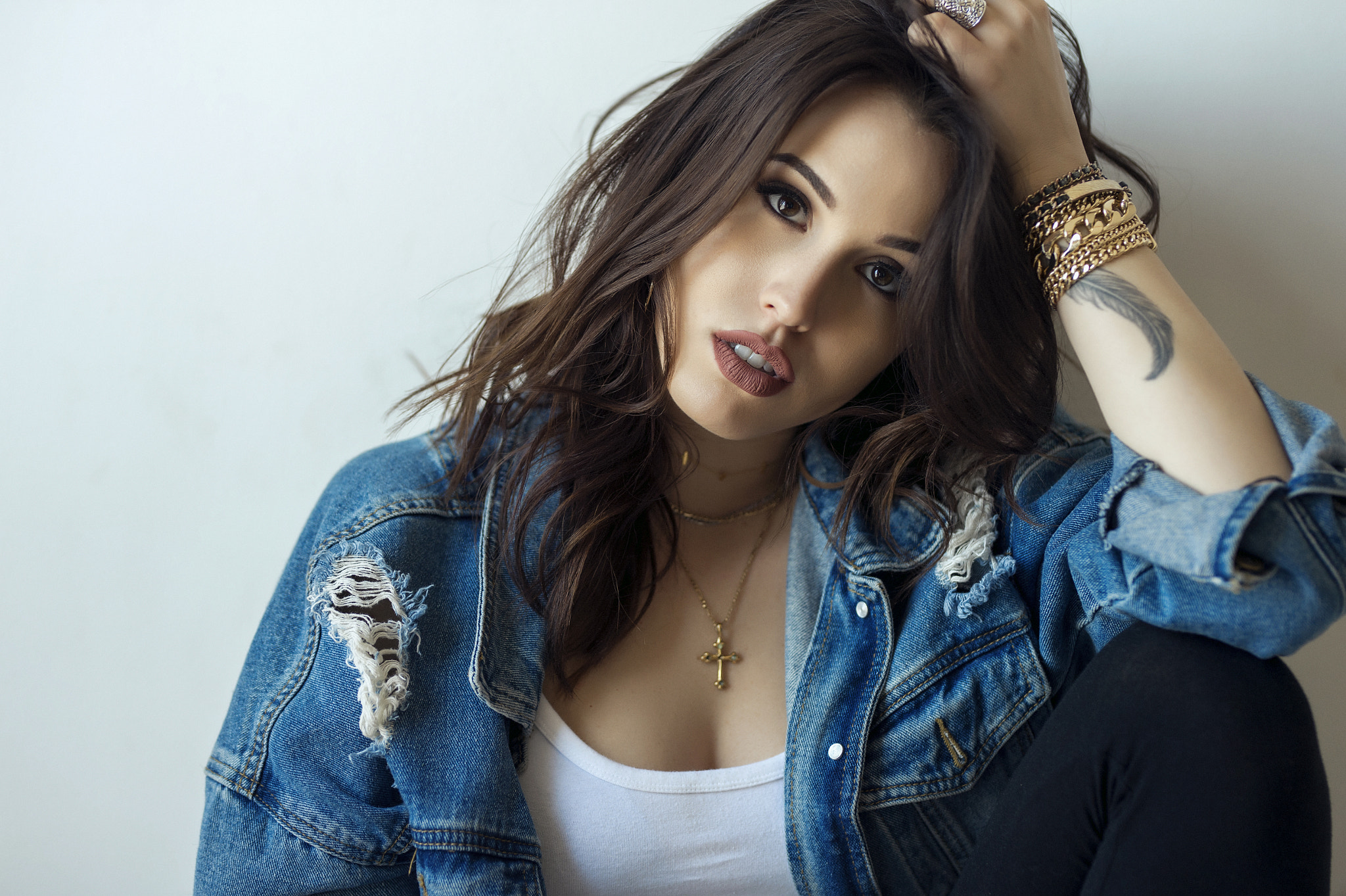 Woman with denim jacket and jewelry HD Wallpaper