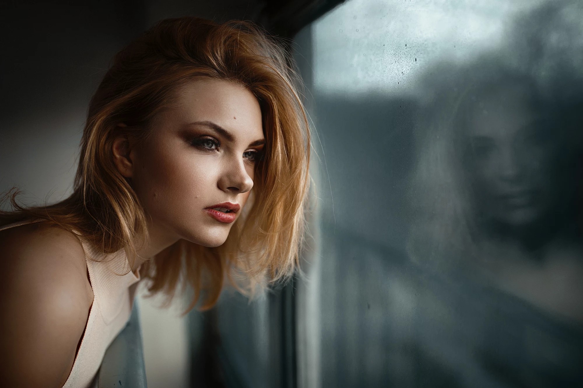 Portrait of a blonde woman looking away HD Wallpaper