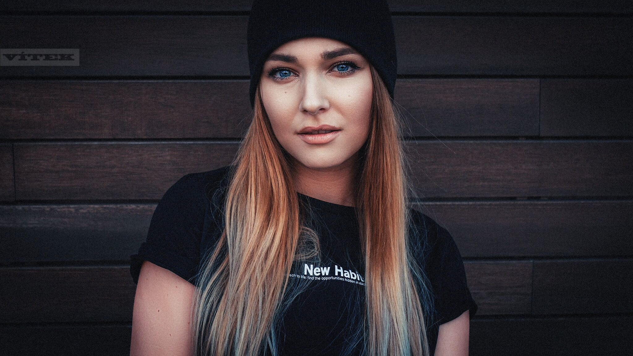 Woman with blonde hair wearing a black beanie and t-shirt HD Wallpaper