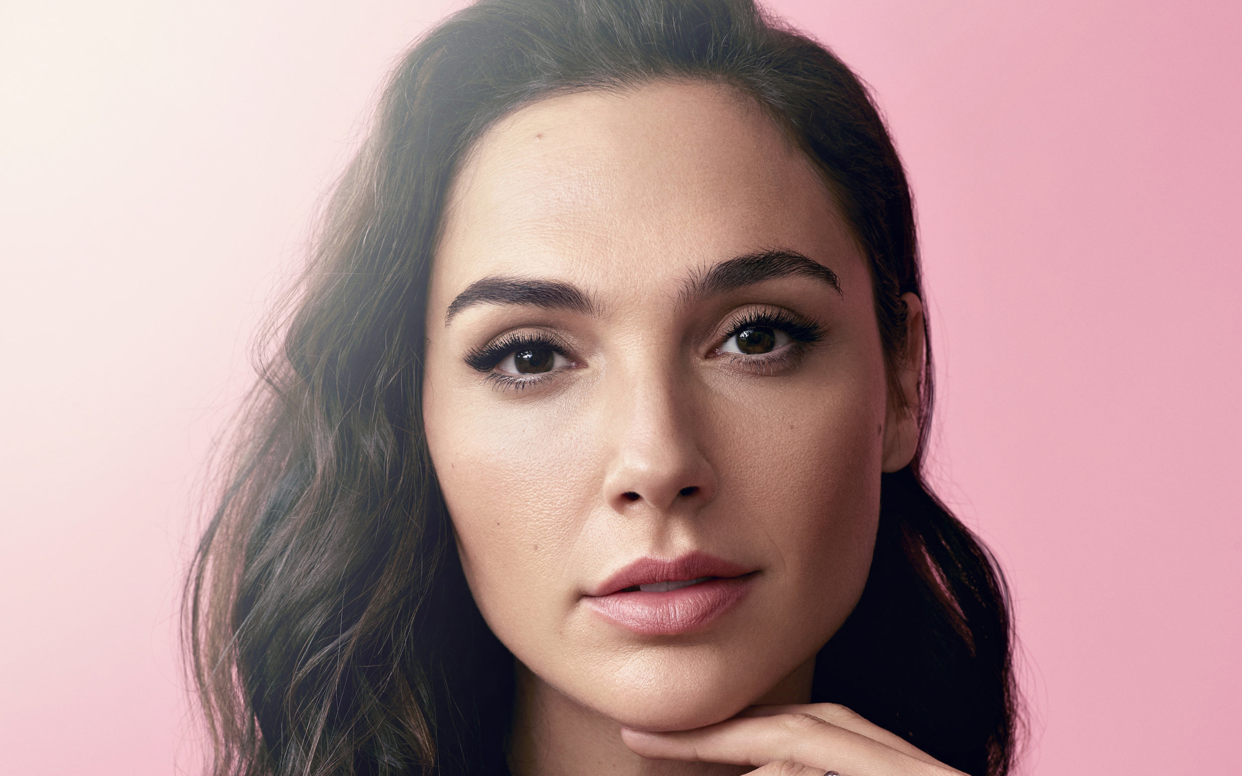 Gal Gadot looking at viewer closeup HD Wallpaper