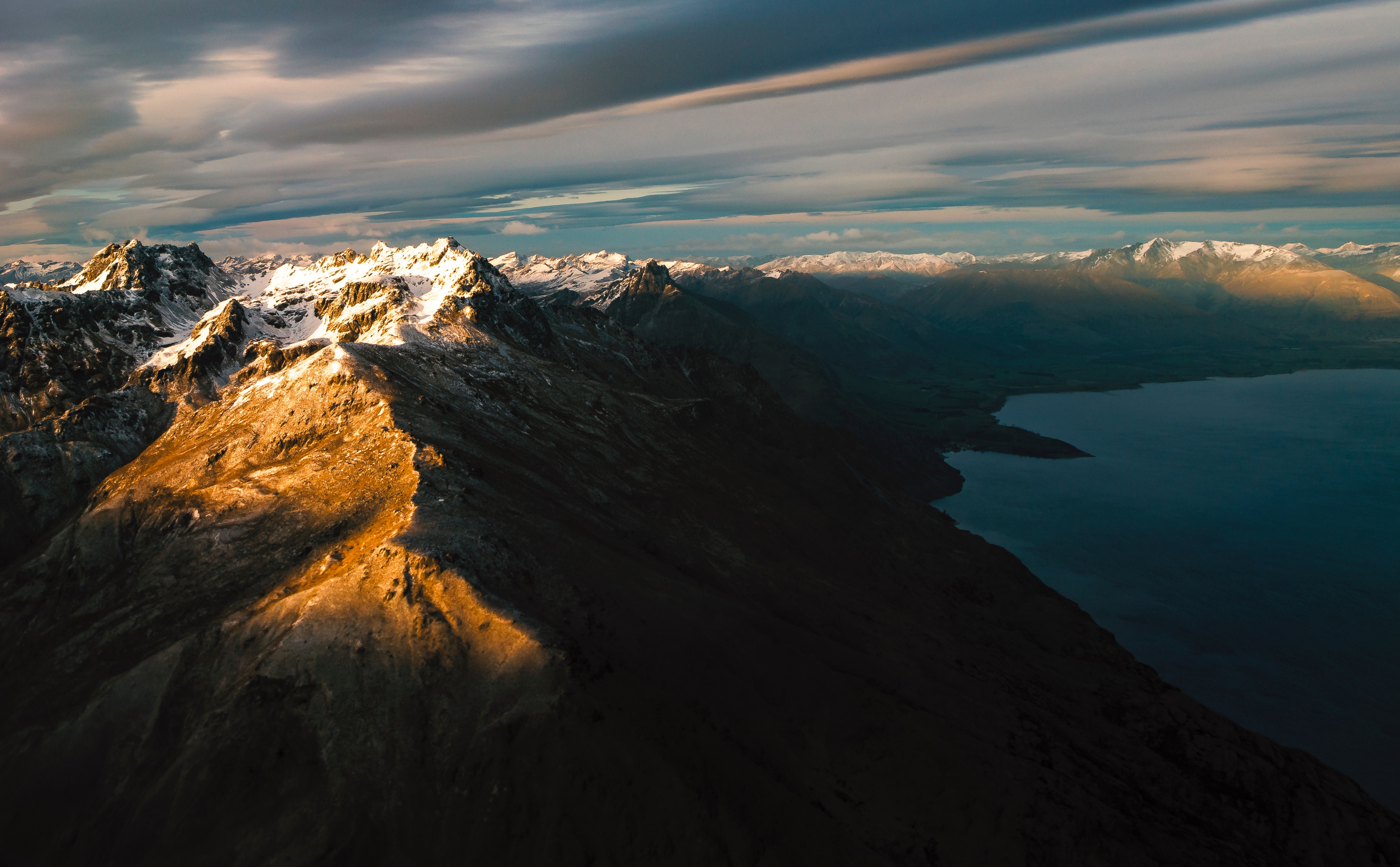 Mountains and Lake Wakatipu, New Zealand HD Wallpaper